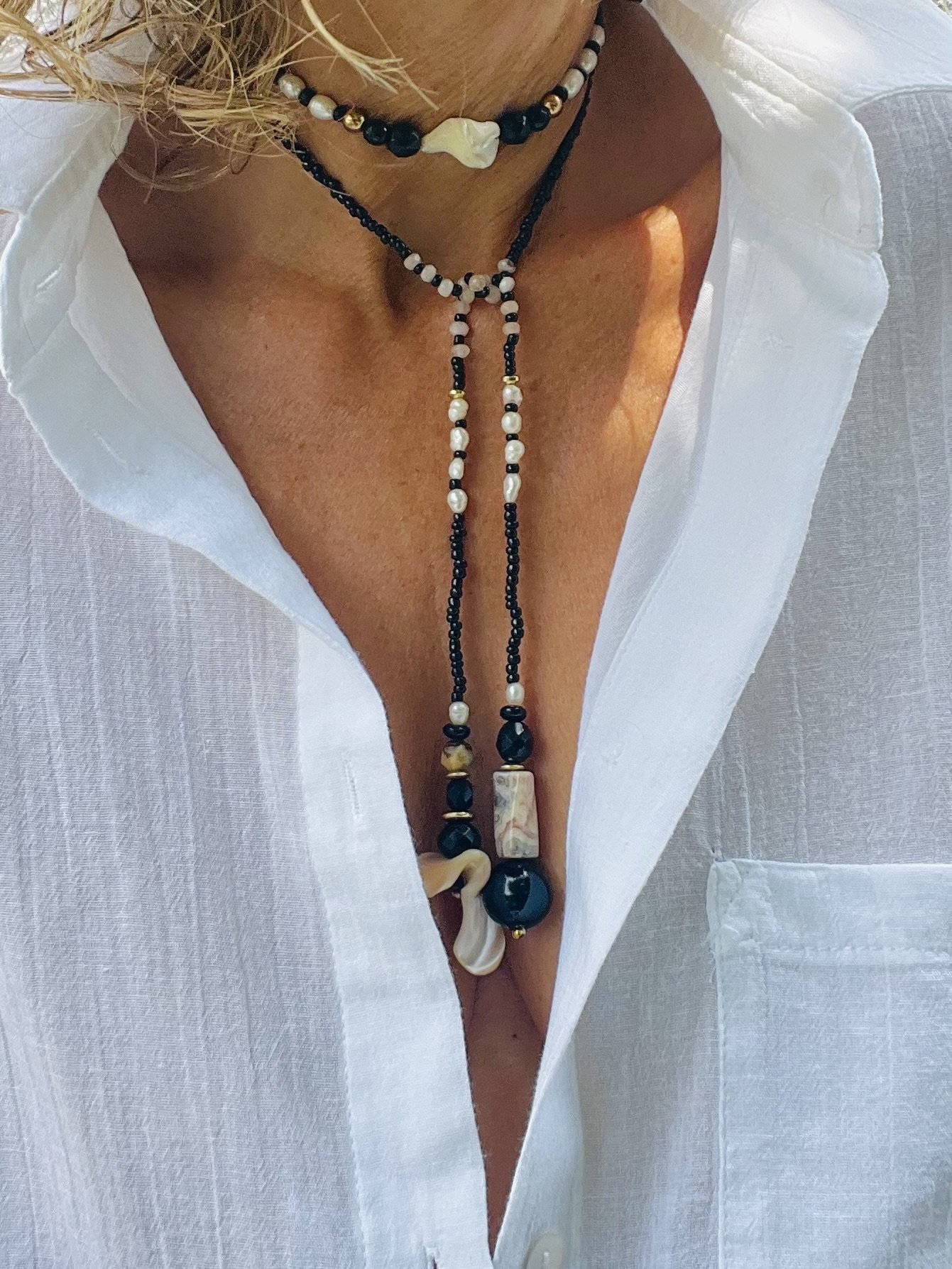 Detail der Bindi Belle schwarz-beige-Muschel mit Muscheln, Onyx und Vintage-Perlen.