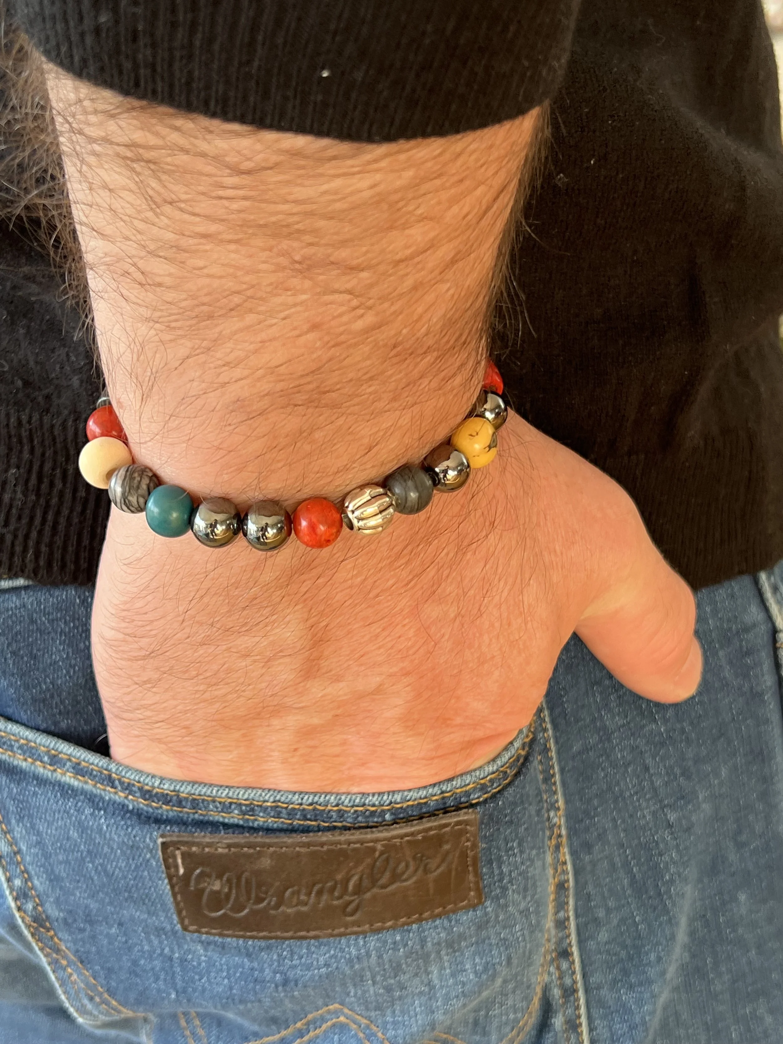 Big Boy Netz-Koralle Männerarmband lässig zu Jeans getragen