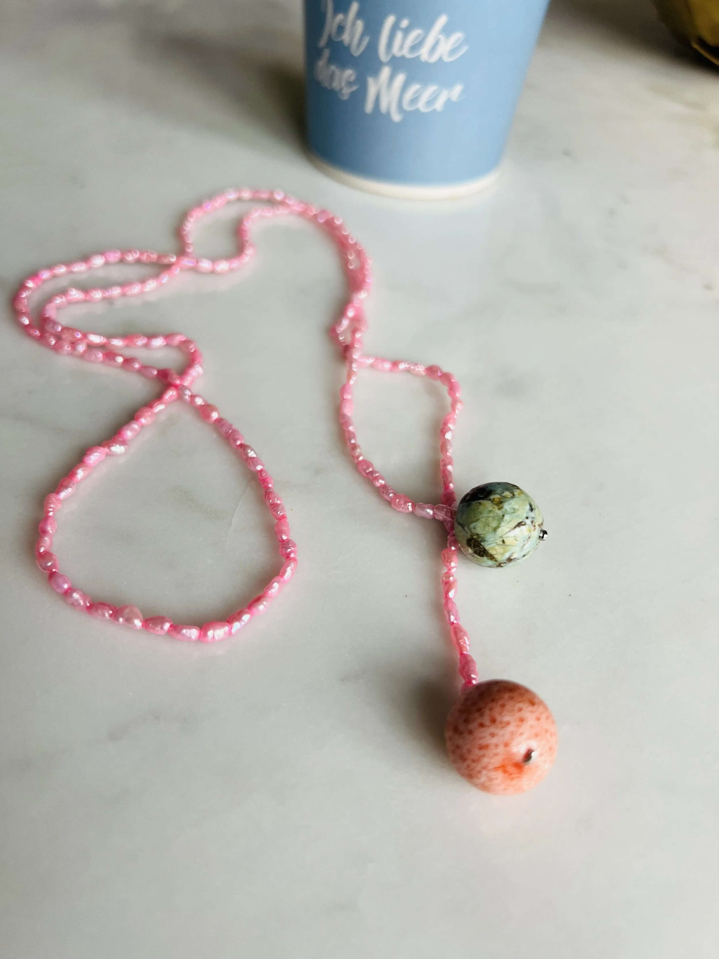Bindi Belle Rosé-Süßwasserperlen vollständig mit rosa Perlen und zwei großen Vintage-Perlen