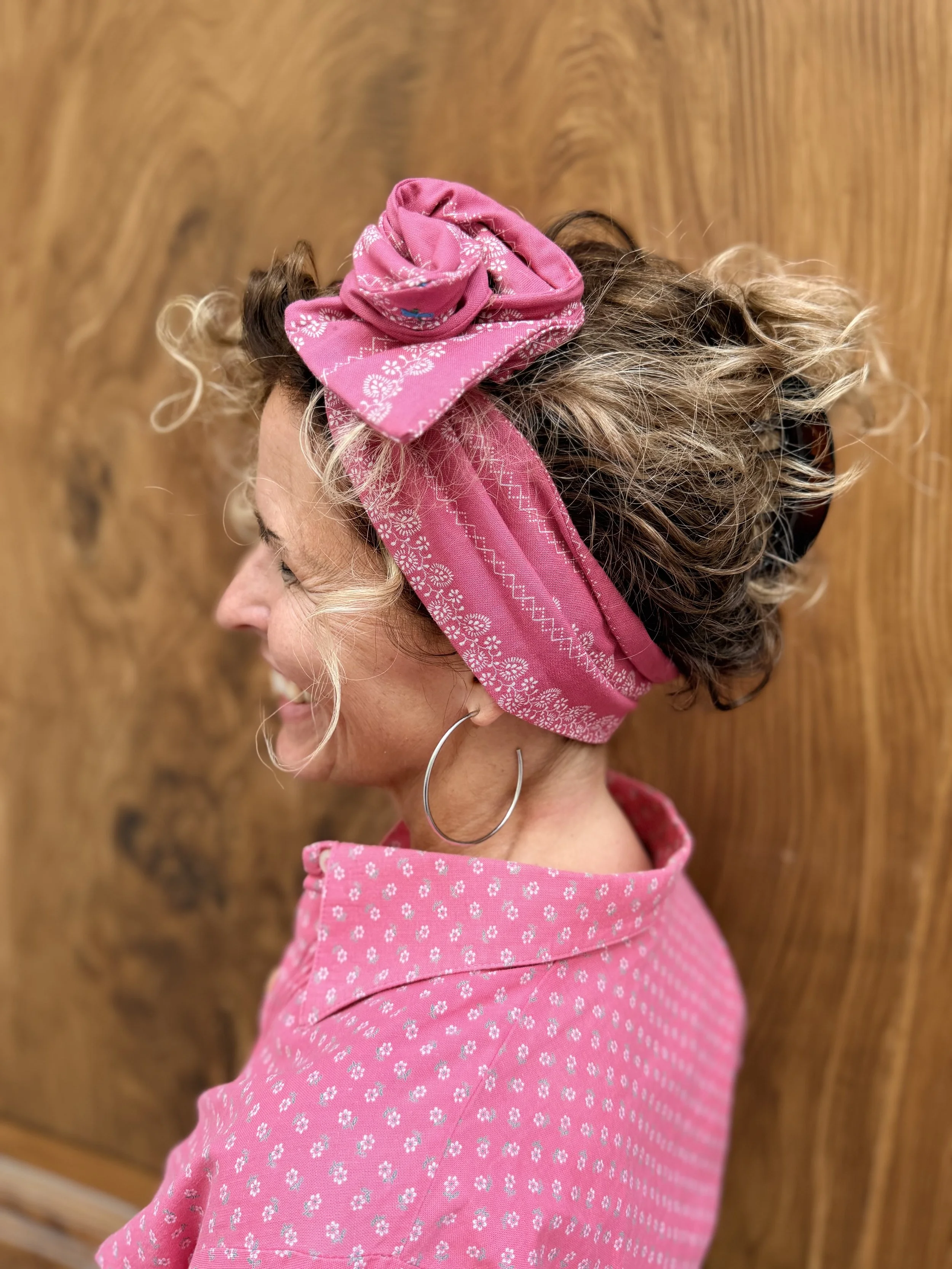 Rosa Upcycling-Haarband Elfi aus altem Dirndlstoff – Seitenansicht im Haar