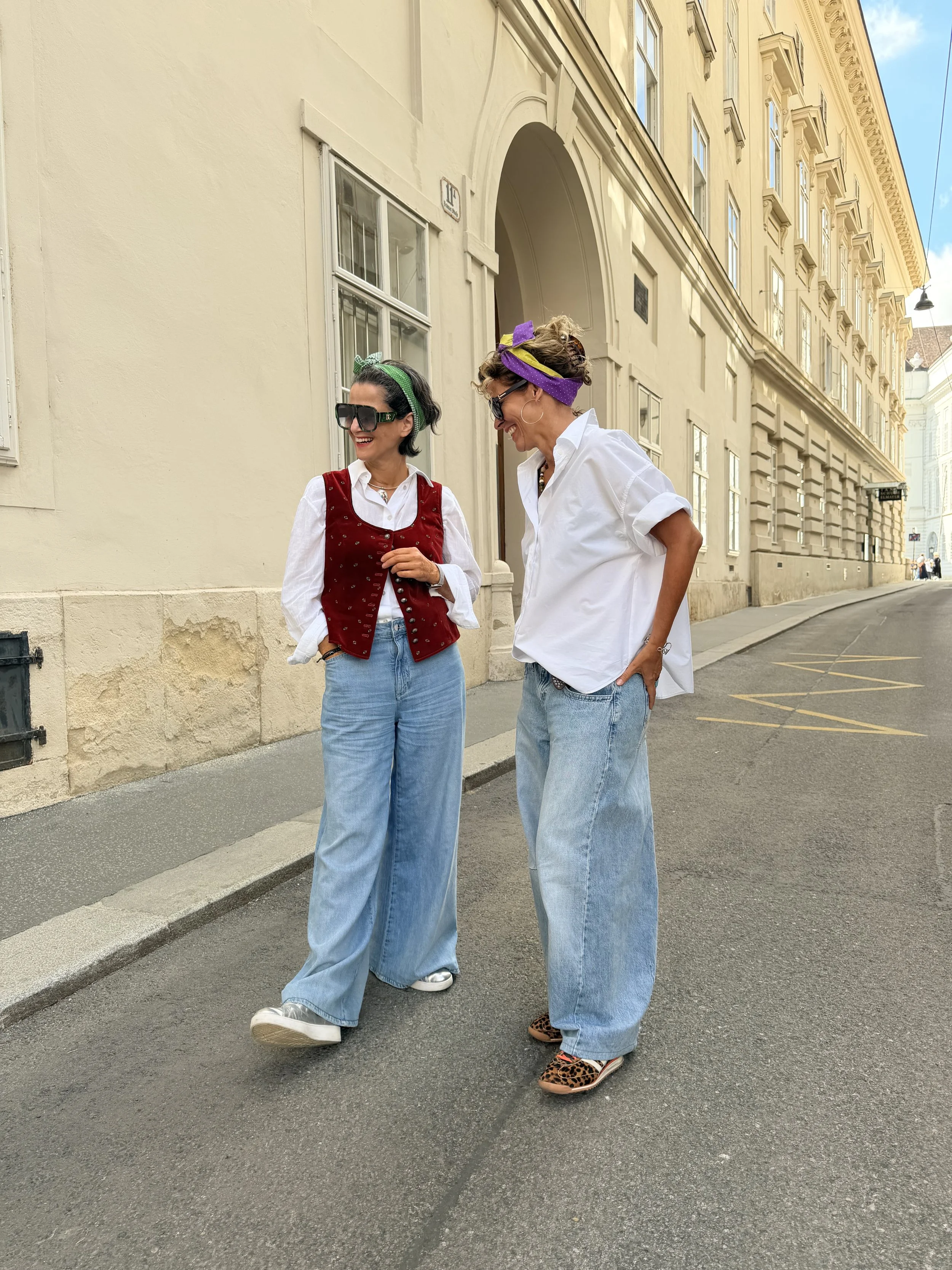 Vroni – grünes Upcycling-Dirndl-Haarband im Streetstyle, kombiniert mit einem weiteren frohlotte Haarband