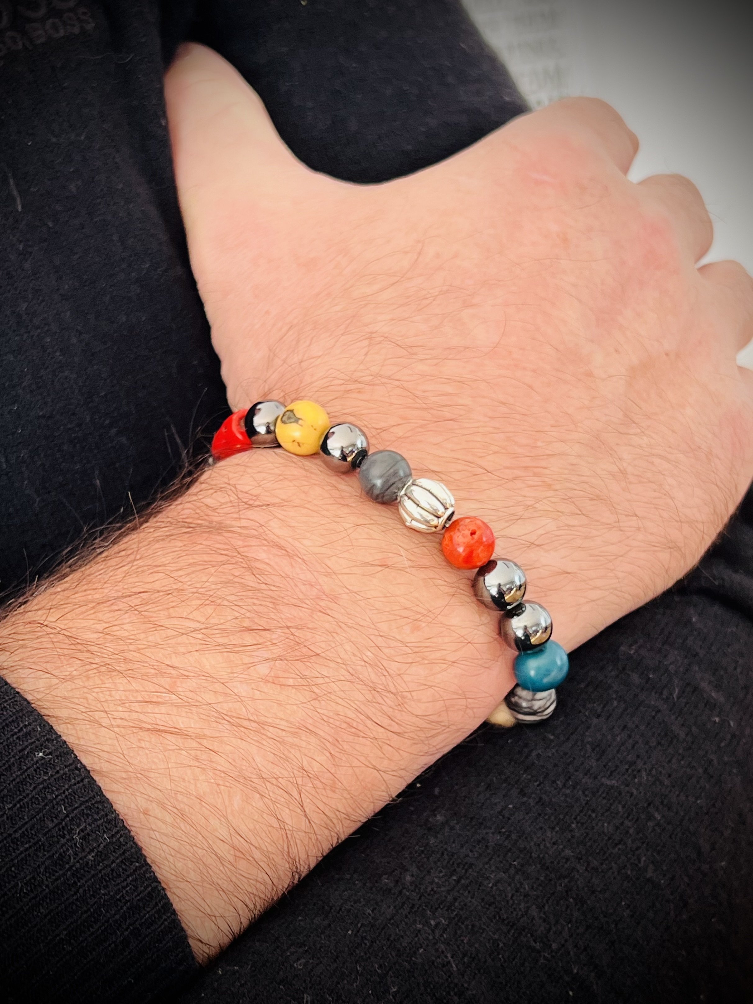 Detailaufnahme des Big Boy Netz-Koralle Armbands mit gemusterten Steinperlen und Blutstein