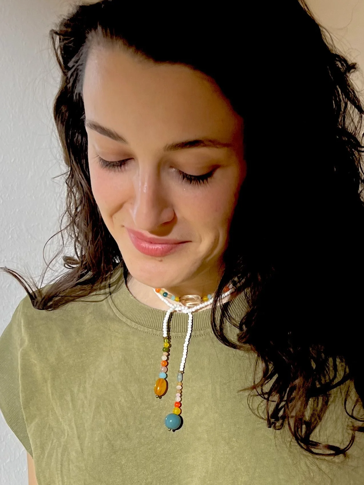 Model trägt die Bindi Belle Wickelkette aus Vintage-Perlen