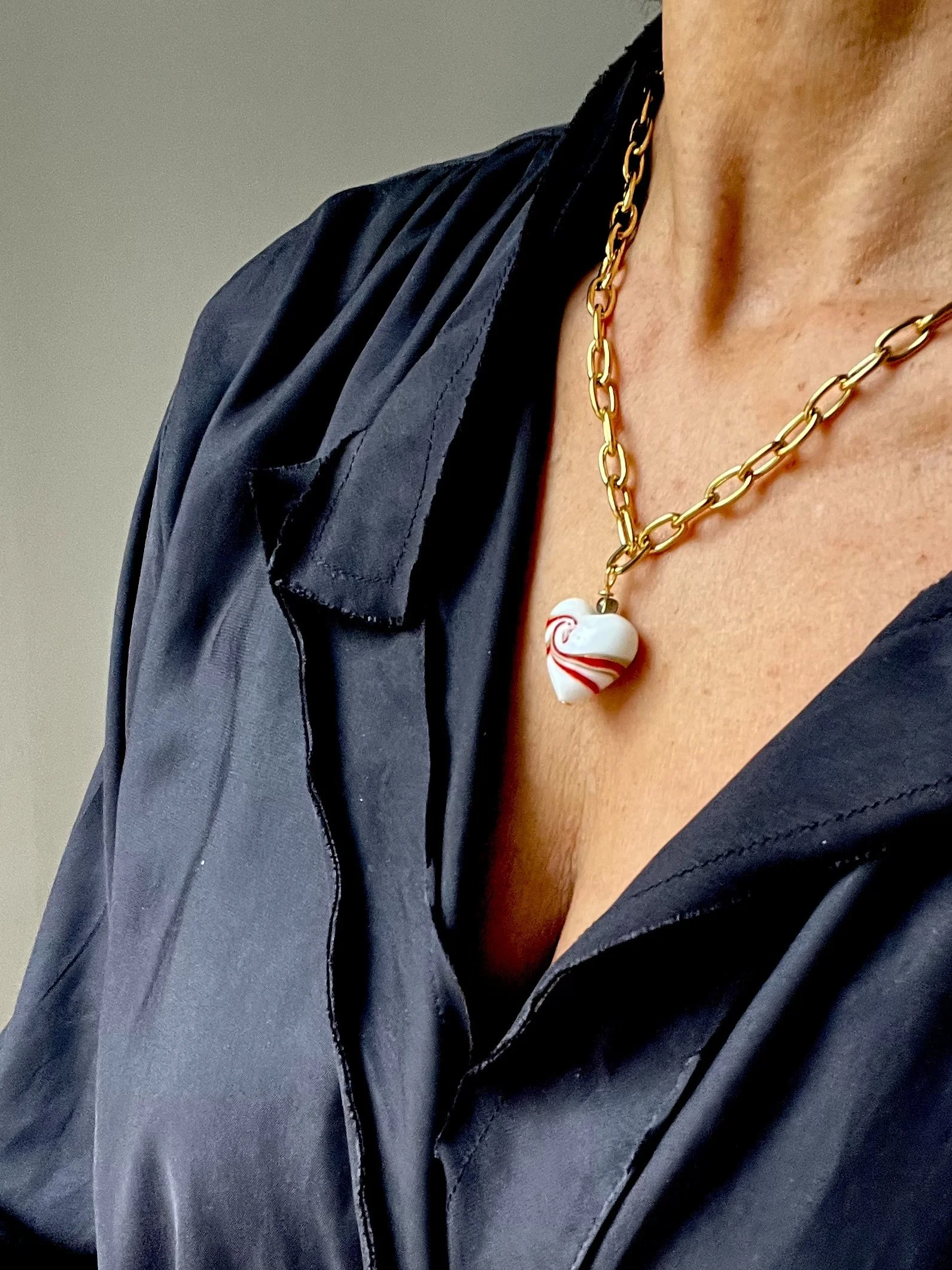 Detailaufnahme des großen weißen Murano-Glasherzens der Gladys Big White Heart.