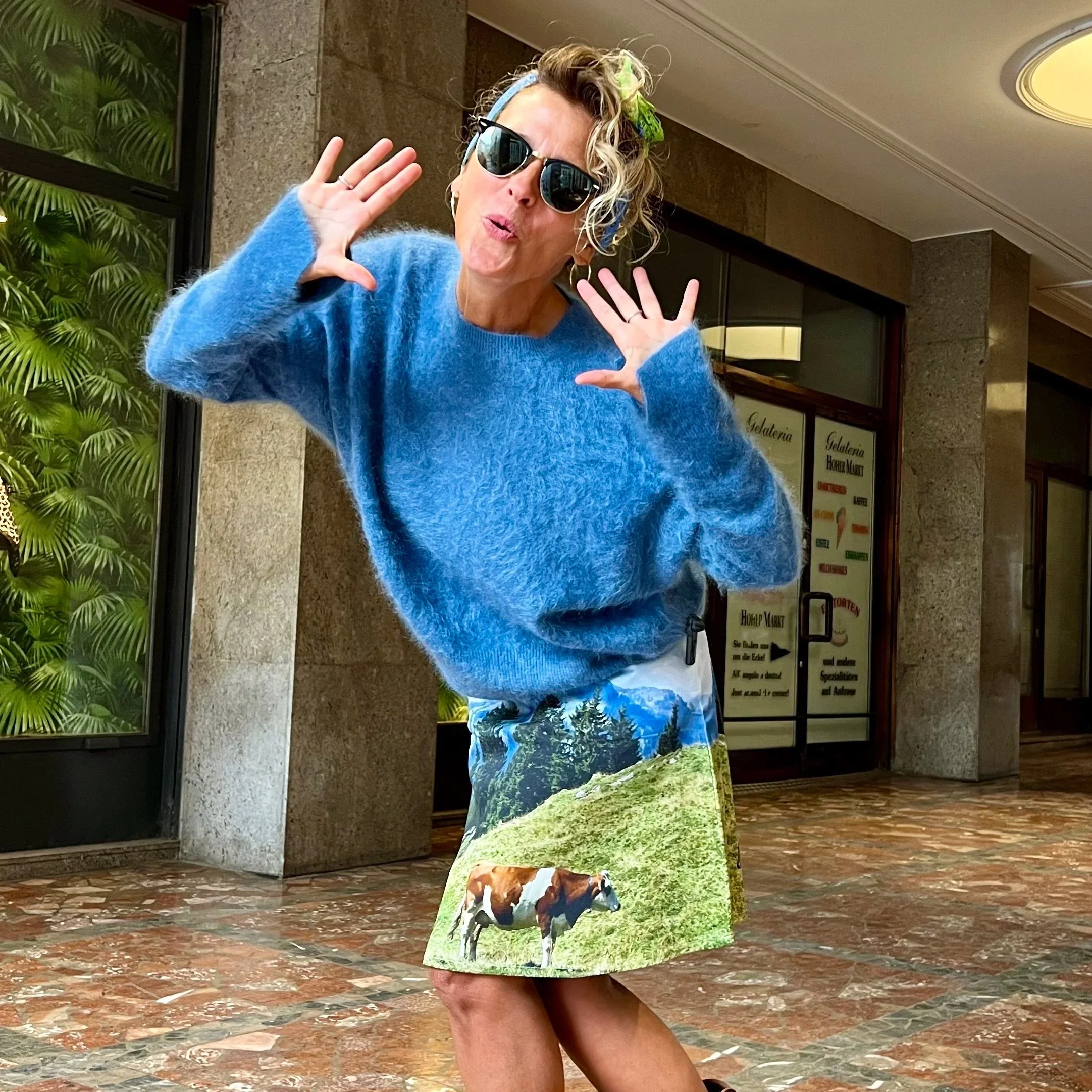 Blau-grünes Dirndl-Haarband Hannelore bei einem Streetstyle-Fotoshooting