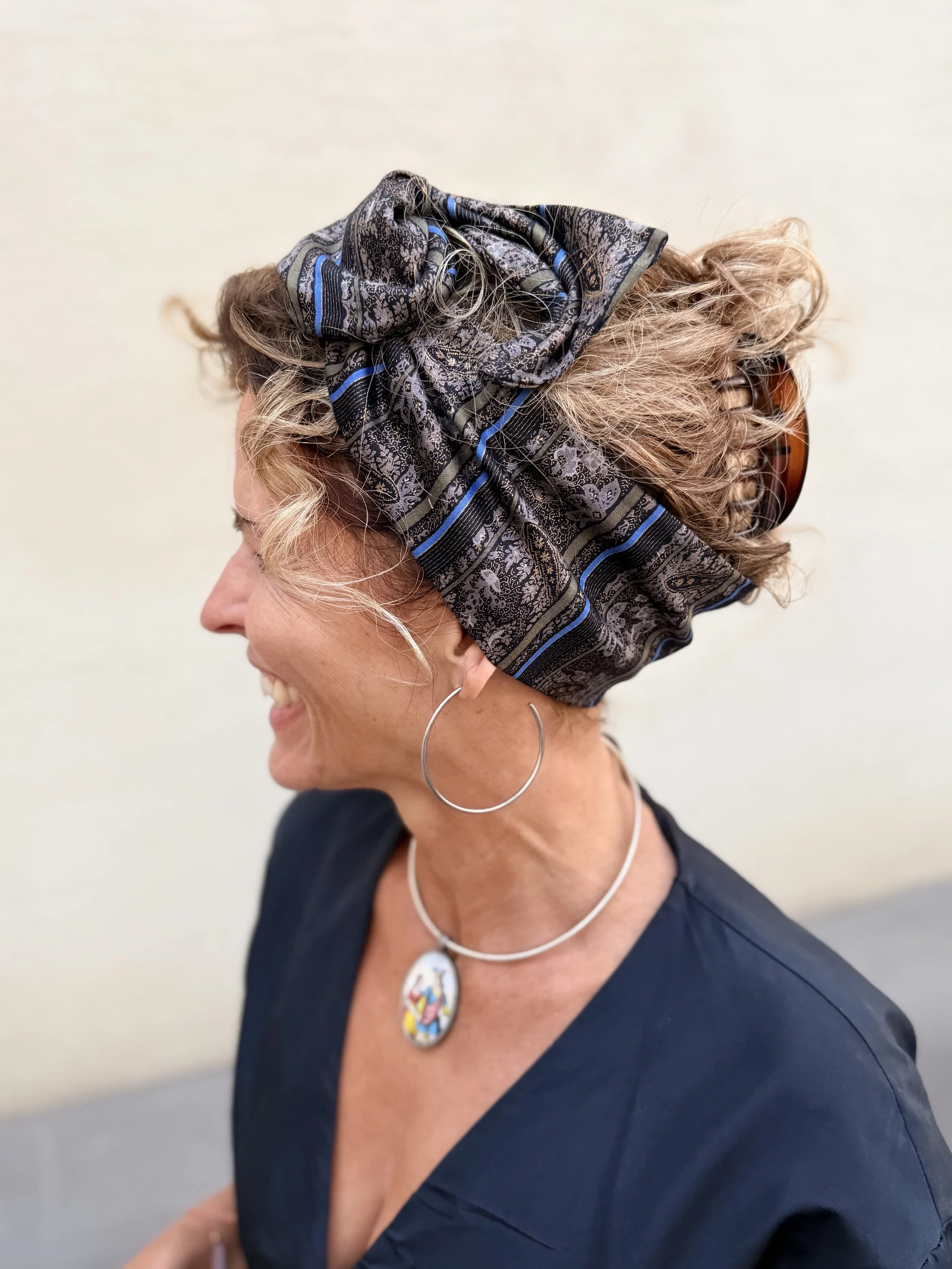 Dirndl-Haarband Waltraud schwarz-kobaltblau – Upcycling-Haarband mit Draht aus altem Dirndlrock
