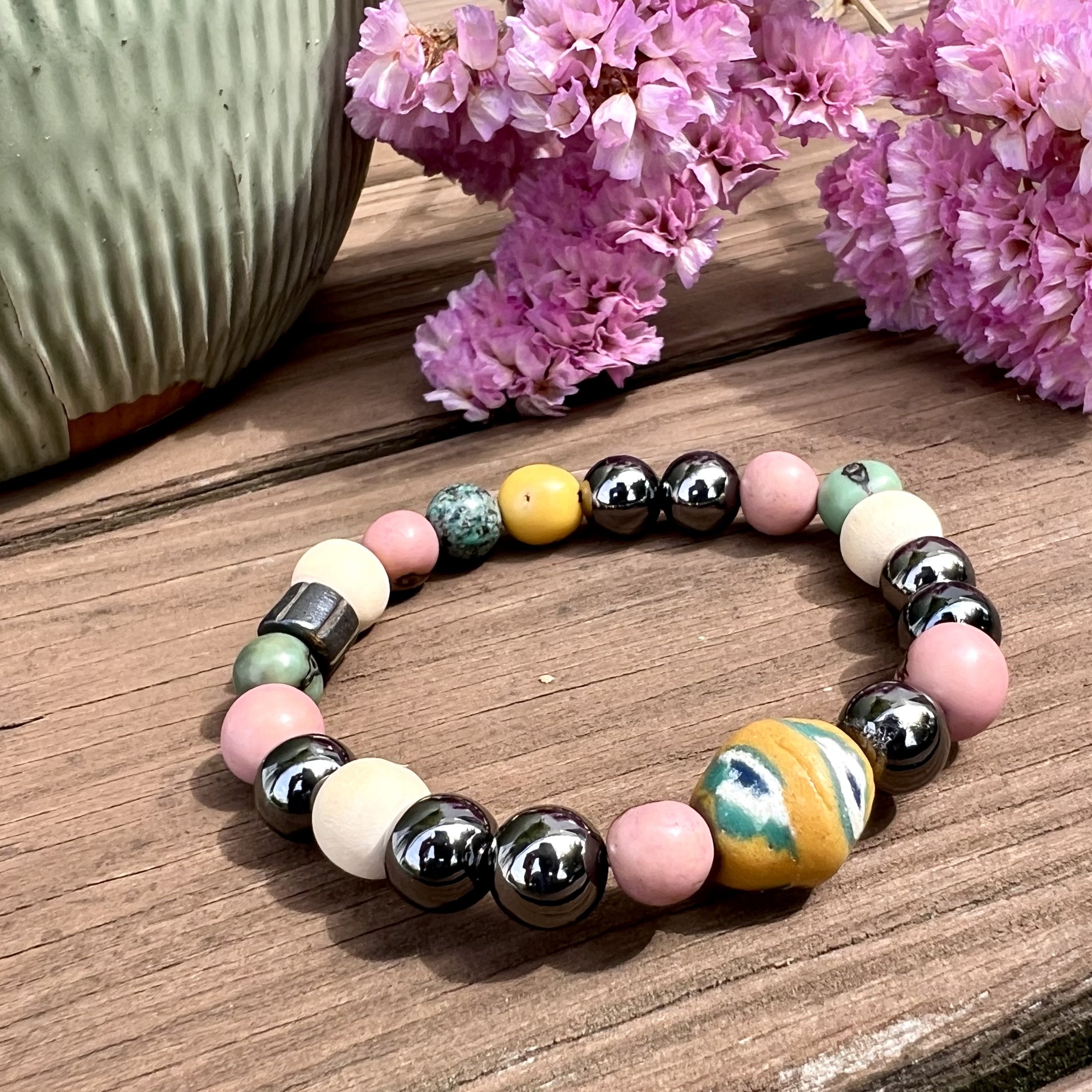 Detailaufnahme des Big Boy Rosa-Mint Armbands mit Porzellanperle aus Bolsena
