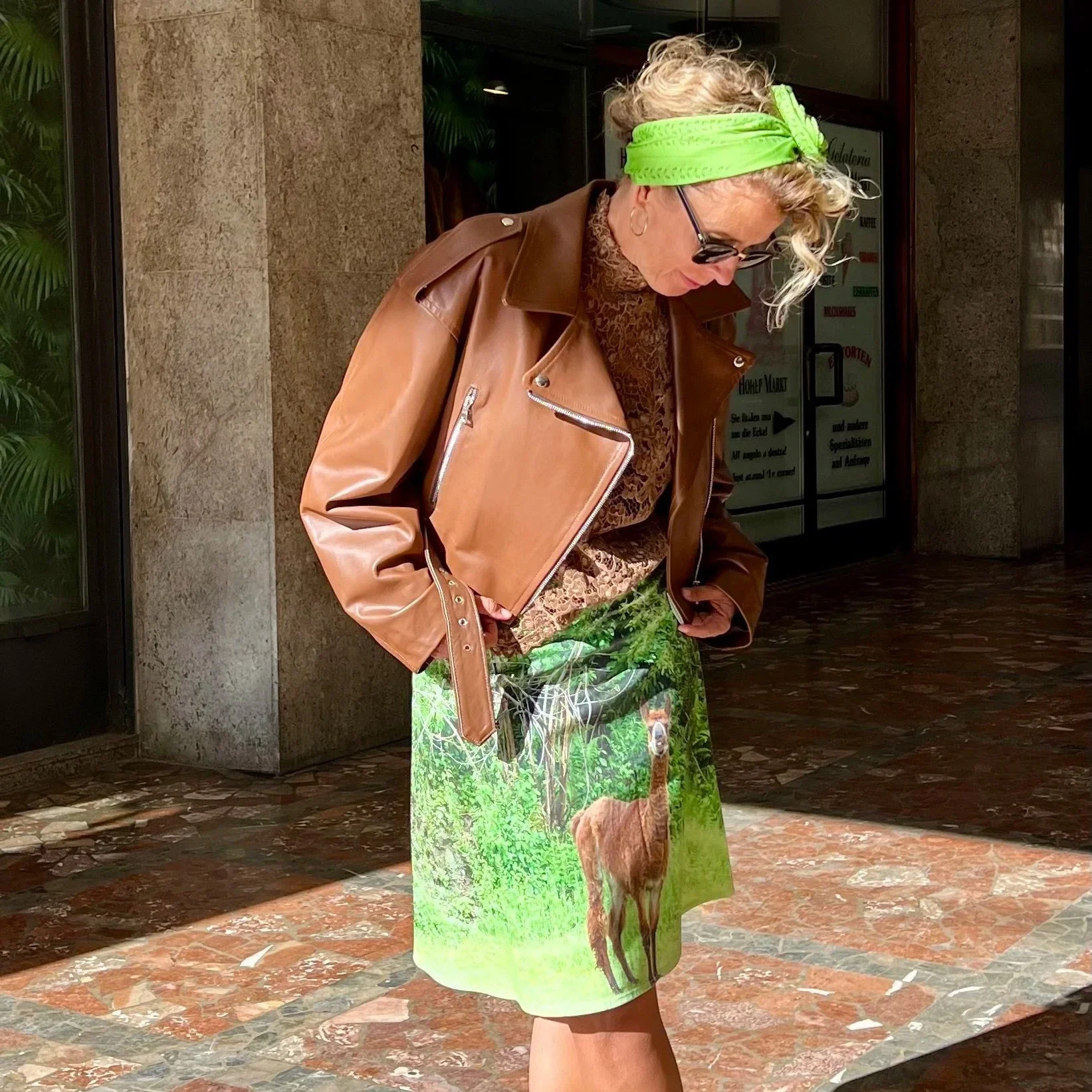 Gerlinde – grünes Upcycling-Dirndl-Haarband von der Seite, breit um den Kopf gebunden