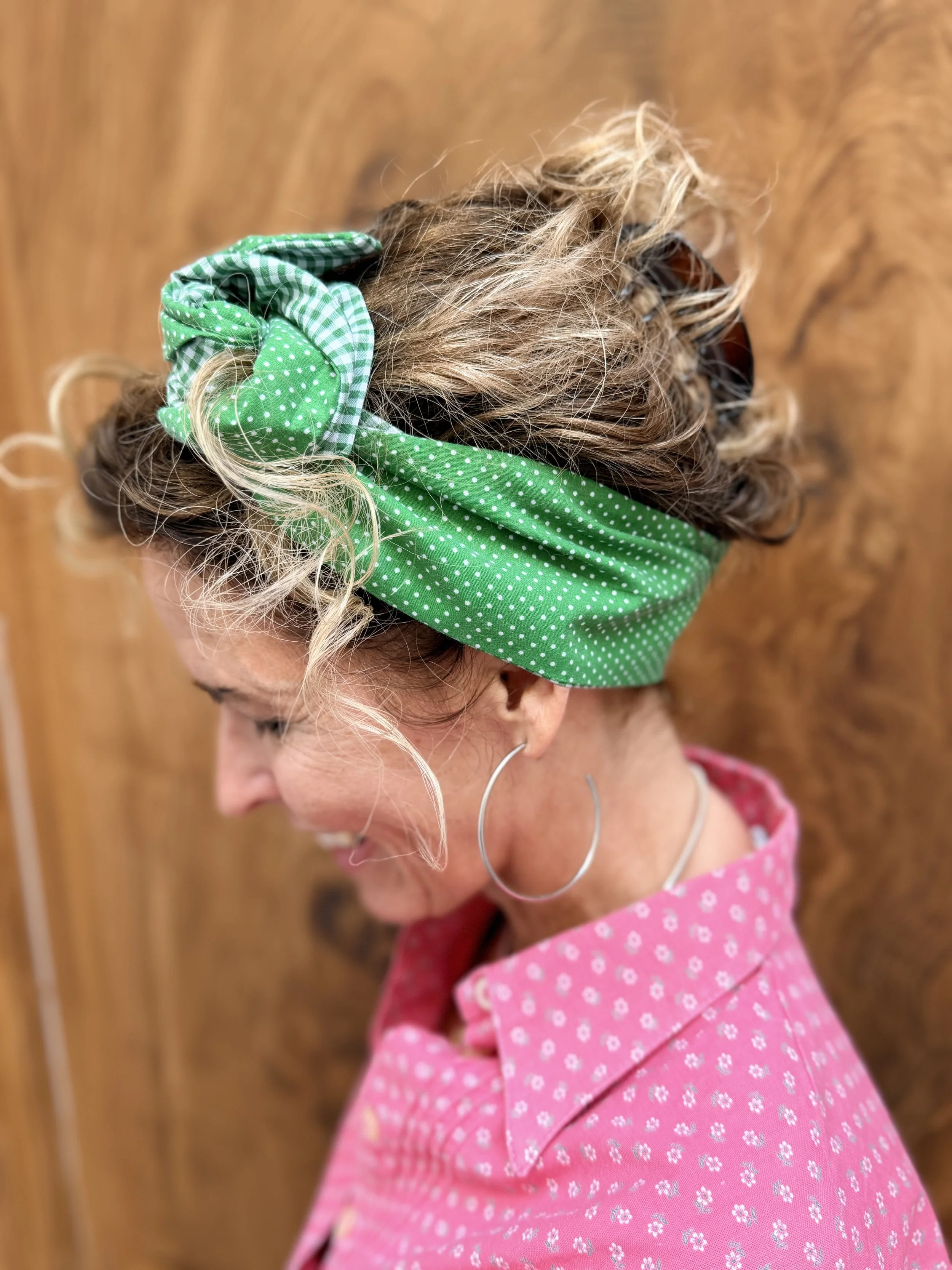 Vroni – Dirndl-Haarband grasgrün mit Punkten & Karo
