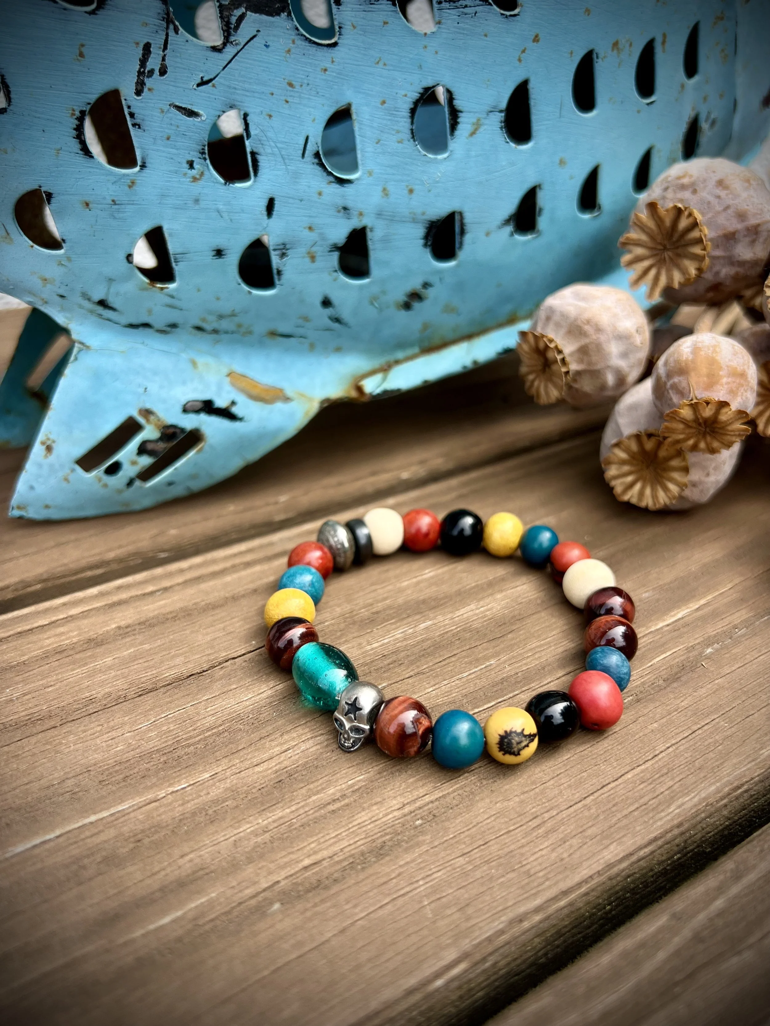 Big Boy Petrol Skull Upcycling-Armband mit Tigerauge, Holzperlen und silberfarbenem Schmuckelement