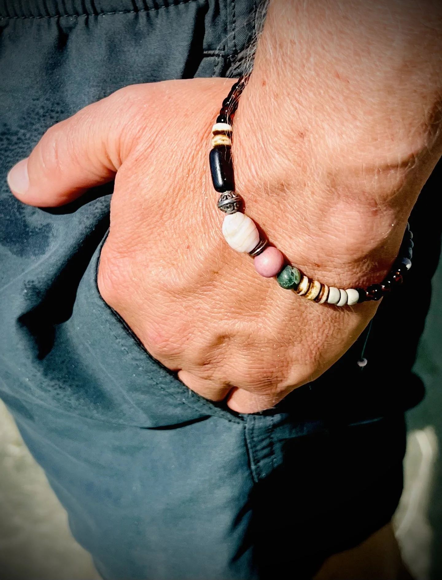 Carlo Rosa-grün-braun größenverstellbares Männerarmband aus Vintage-Perlen, getragen am Handgelenk