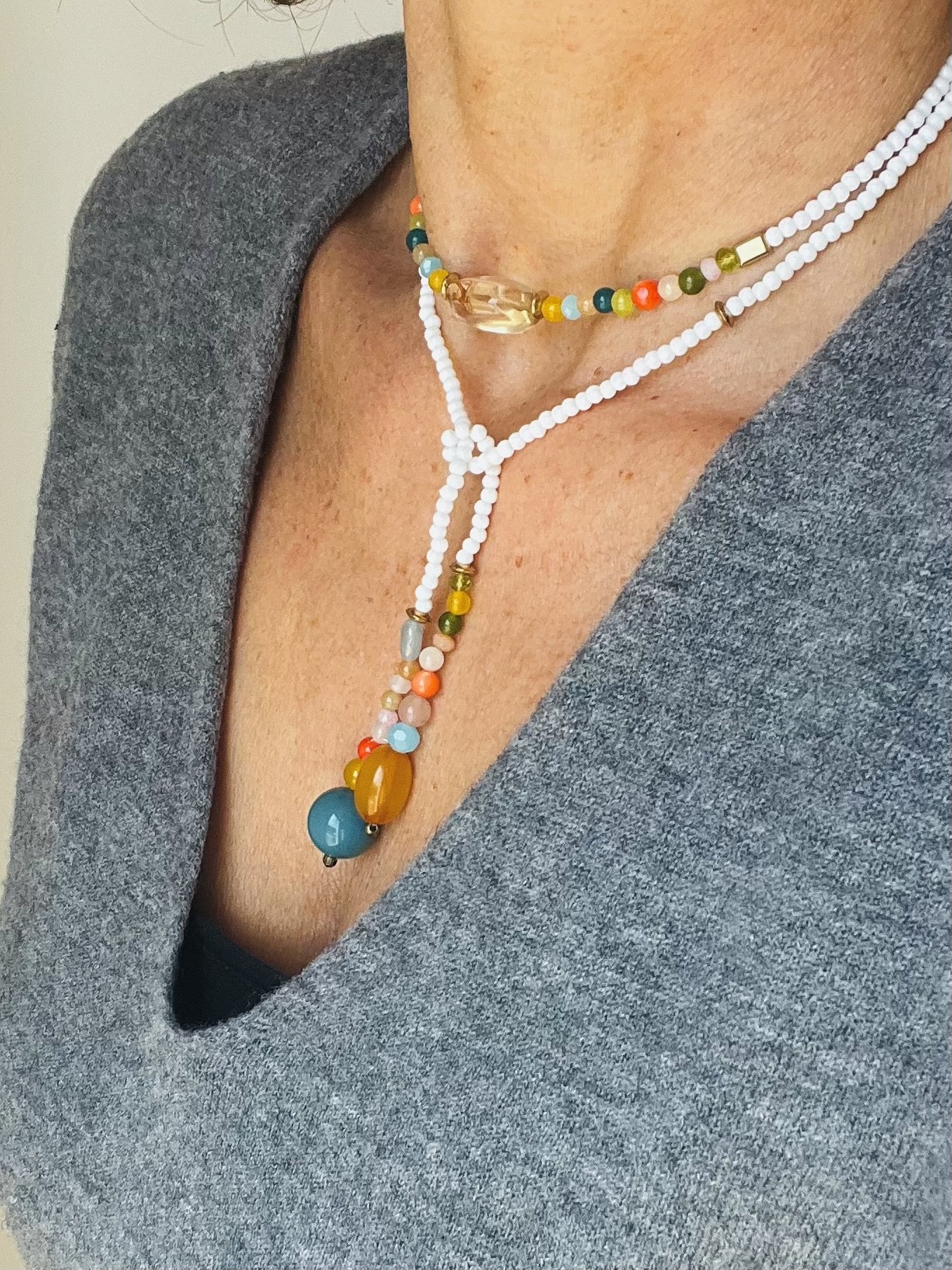Bindi Belle Wickelkette aus weißen Vintage-Glasperlen mit Bernstein als Halskette getragen