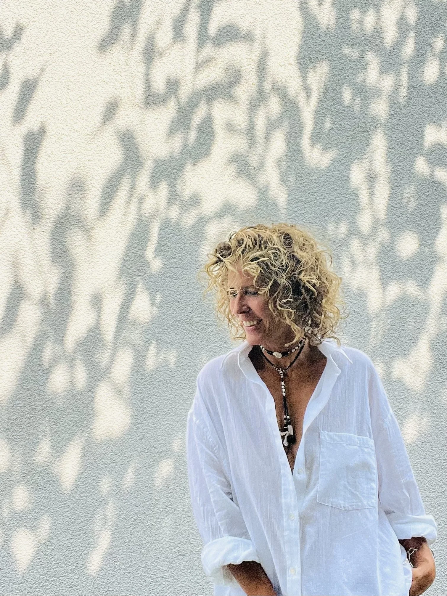 rau mit der Bindi Belle schwarz-beige-Muschel im sommerlichen Schattenlicht.