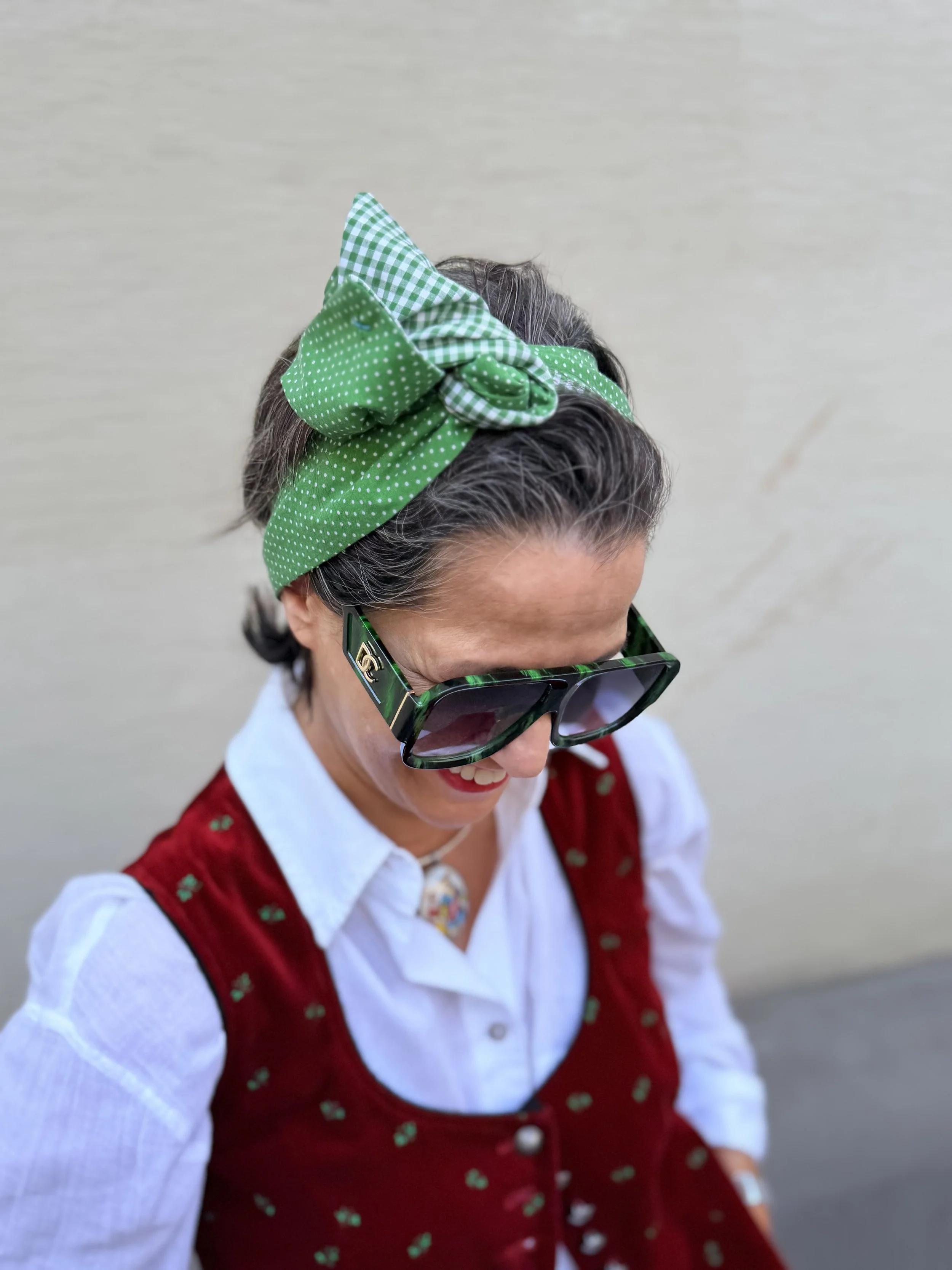 Vroni – grünes Upcycling-Dirndl-Haarband mit Punkten und Karo, als große Masche getragen