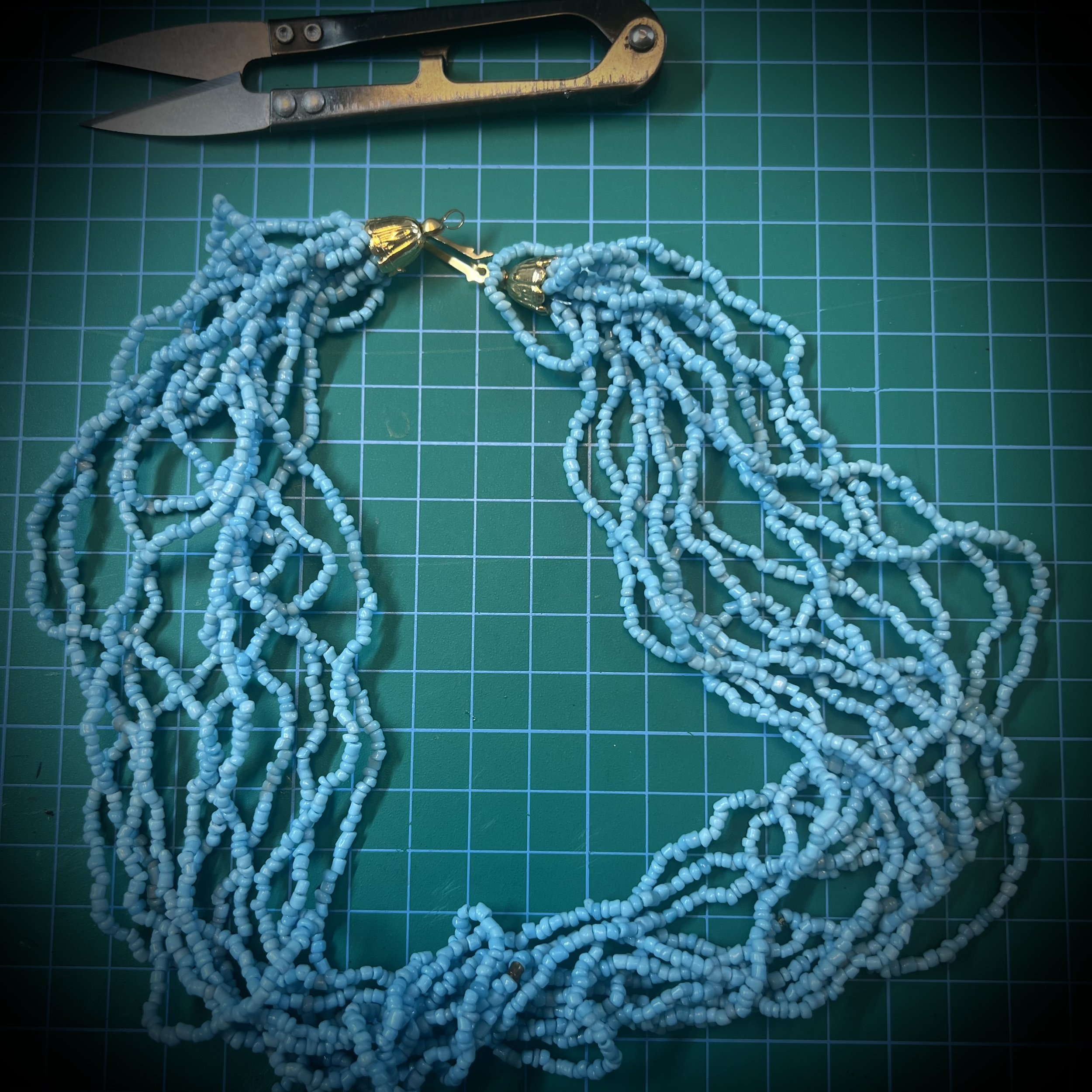 Alte Kette, aus der die upgecycleten Ohrringe "Cora Koralle" in hellblau handgemacht wurden. Von frohlotte, Österreich