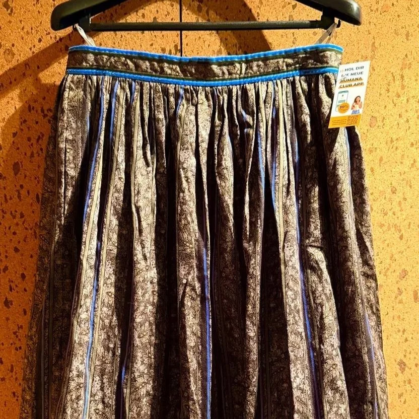 Alter Dirndlrock als Ausgangsmaterial für das Upcycling-Haarband Waltraud von frohlotte