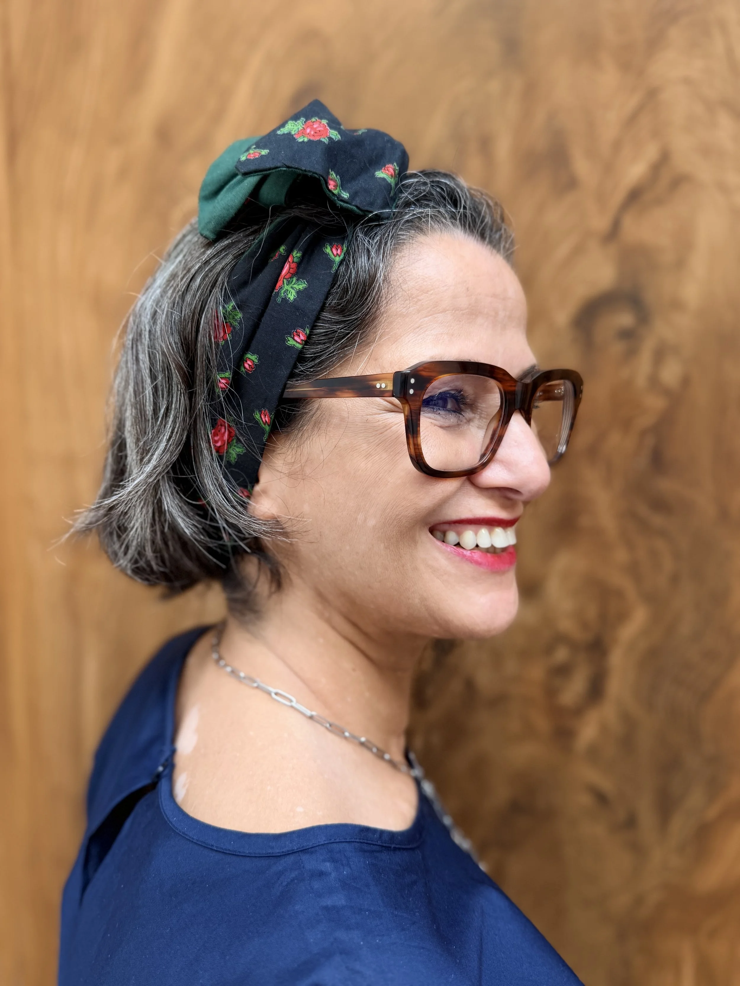 Hilde – schwarz-grünes Upcycling-Haarband mit Rosen in einer seitlichen Bindung