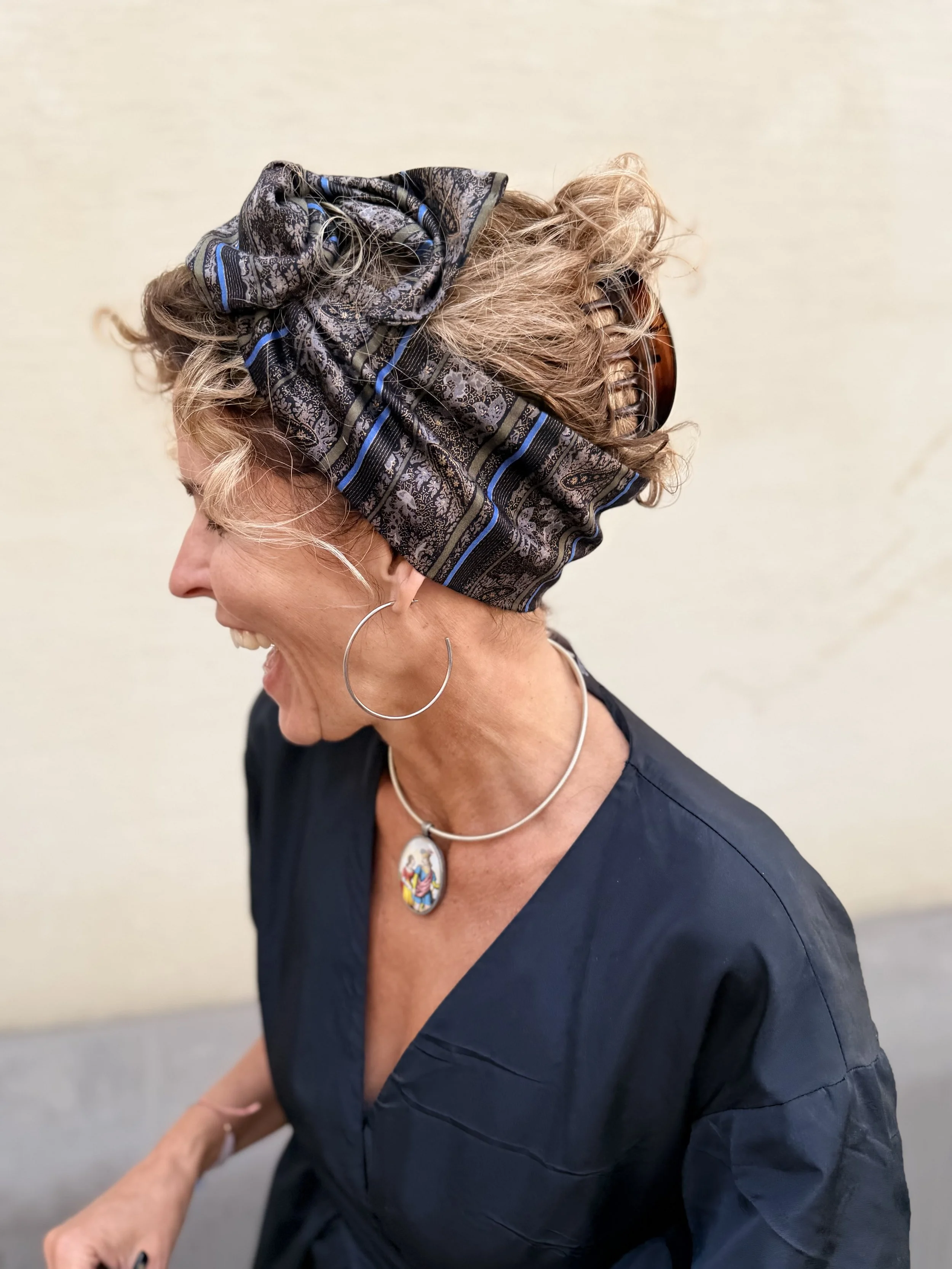 Dirndl-Haarband Waltraud von hinten – formbares Haarband aus schwarzem Vintage-Dirndlstoff mit kobaltblauen Streifen