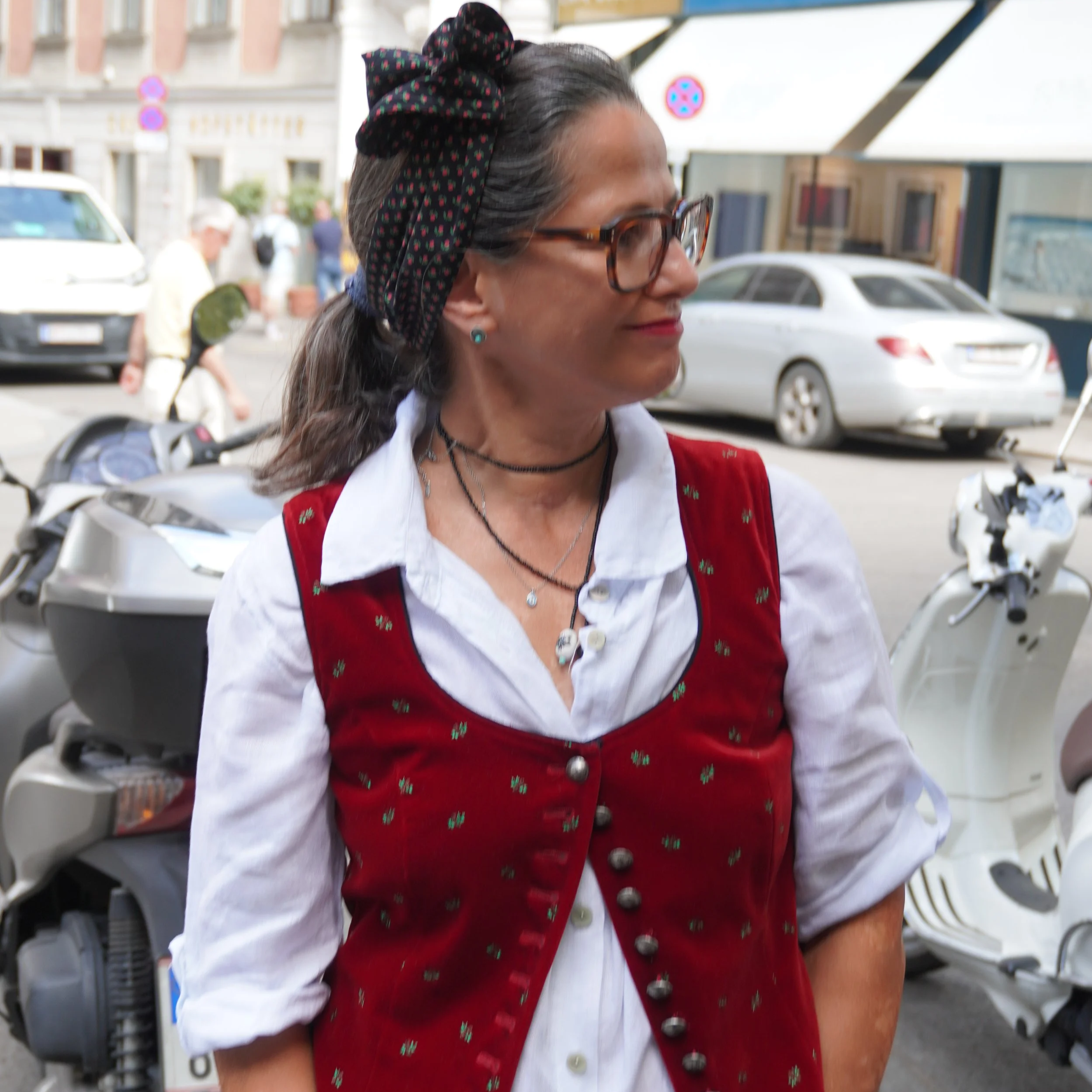 Renate – Dirndl-Haarband mit Blümchen, seitlich gebunden zu Trachten-Gilet und weißer Bluse