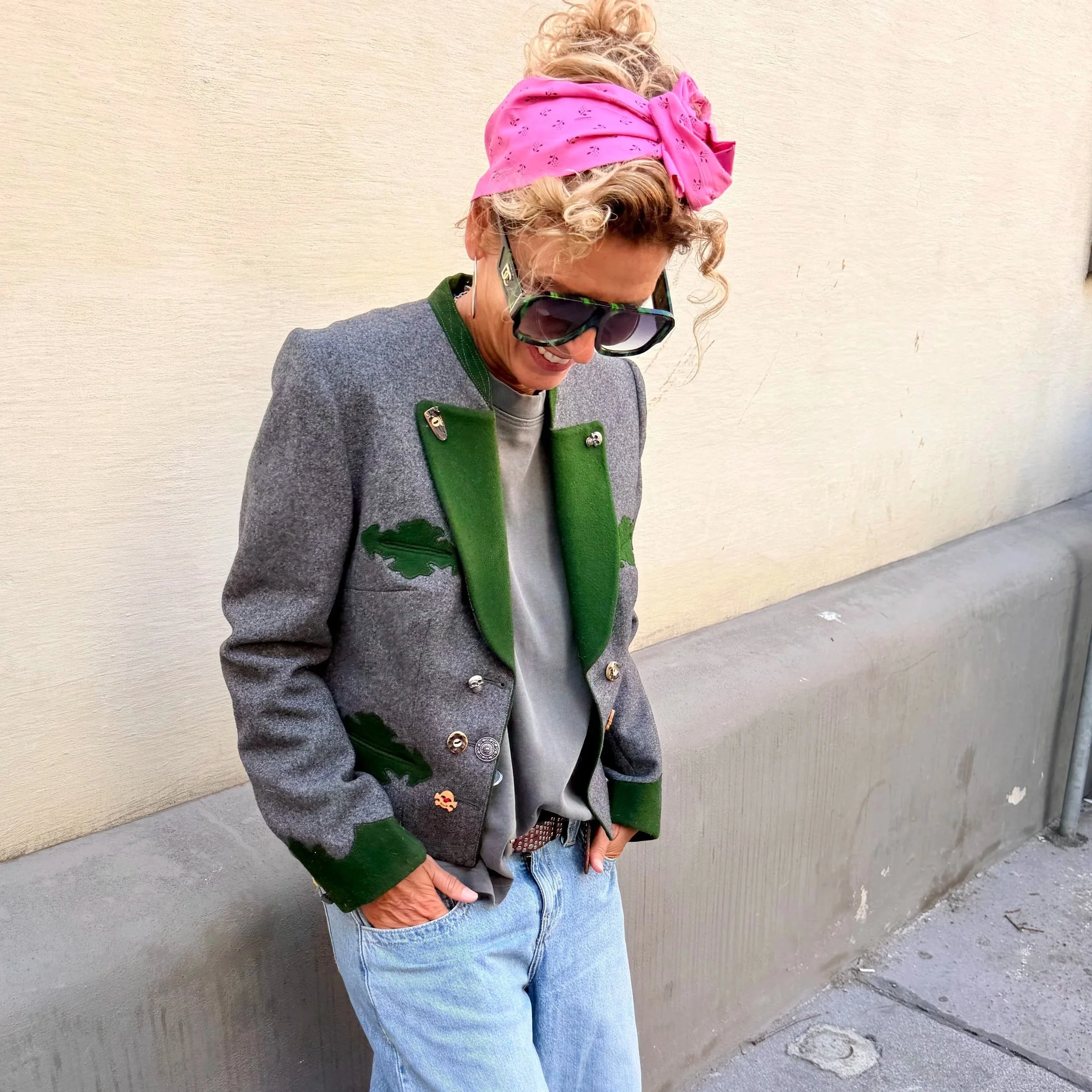 Brigitte – pinkes Upcycling-Haarband als lässiger Farbakzent zu Jeans und Trachtenjacke