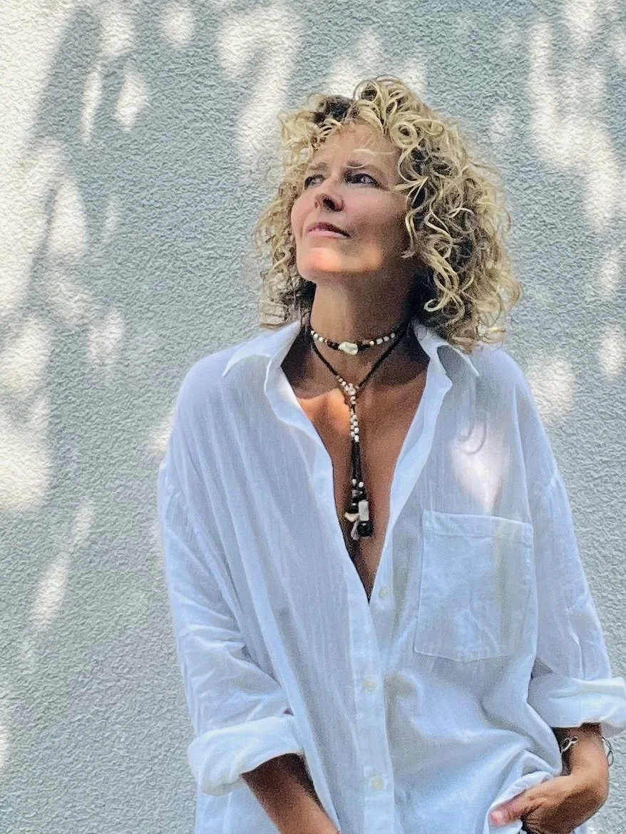 Frau trägt die Bindi Belle schwarz-beige-Muschel als Statement-Kette.