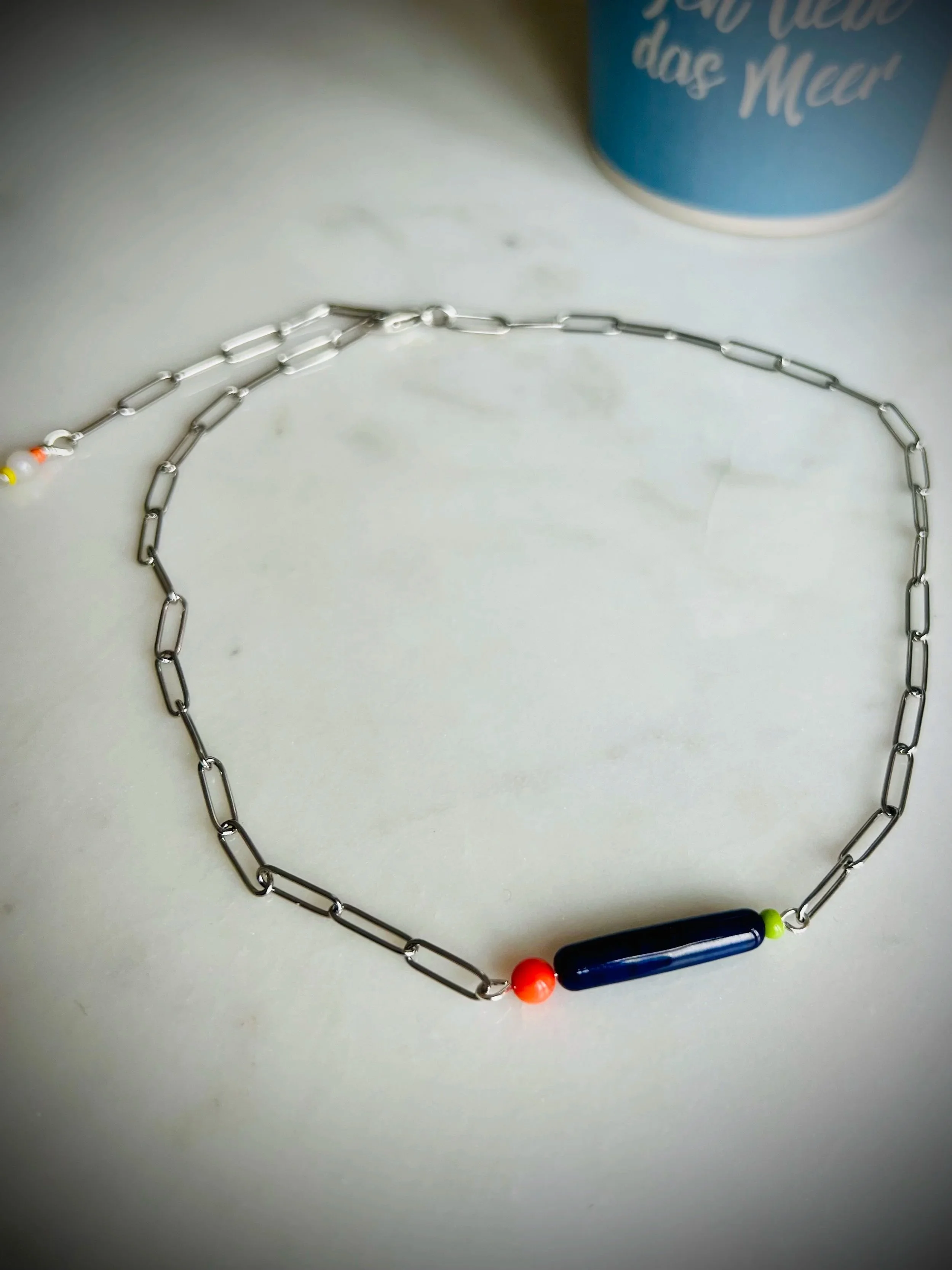 Handgemachte Kette "Gladys" aus upgecycelten Perlen, individuell designt von Frohlotte in Österreich