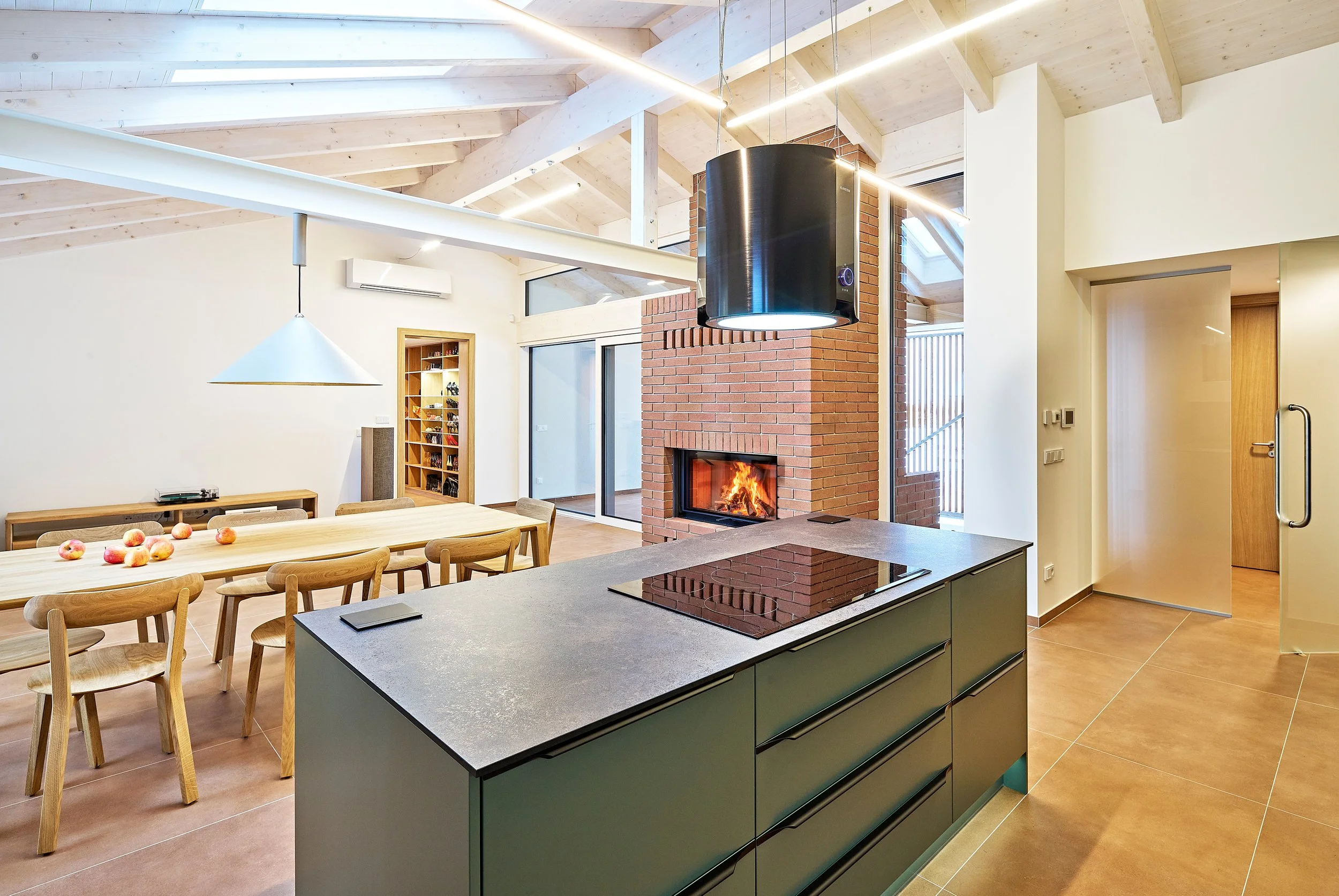 LOW_struharov2058 ohen.jpg