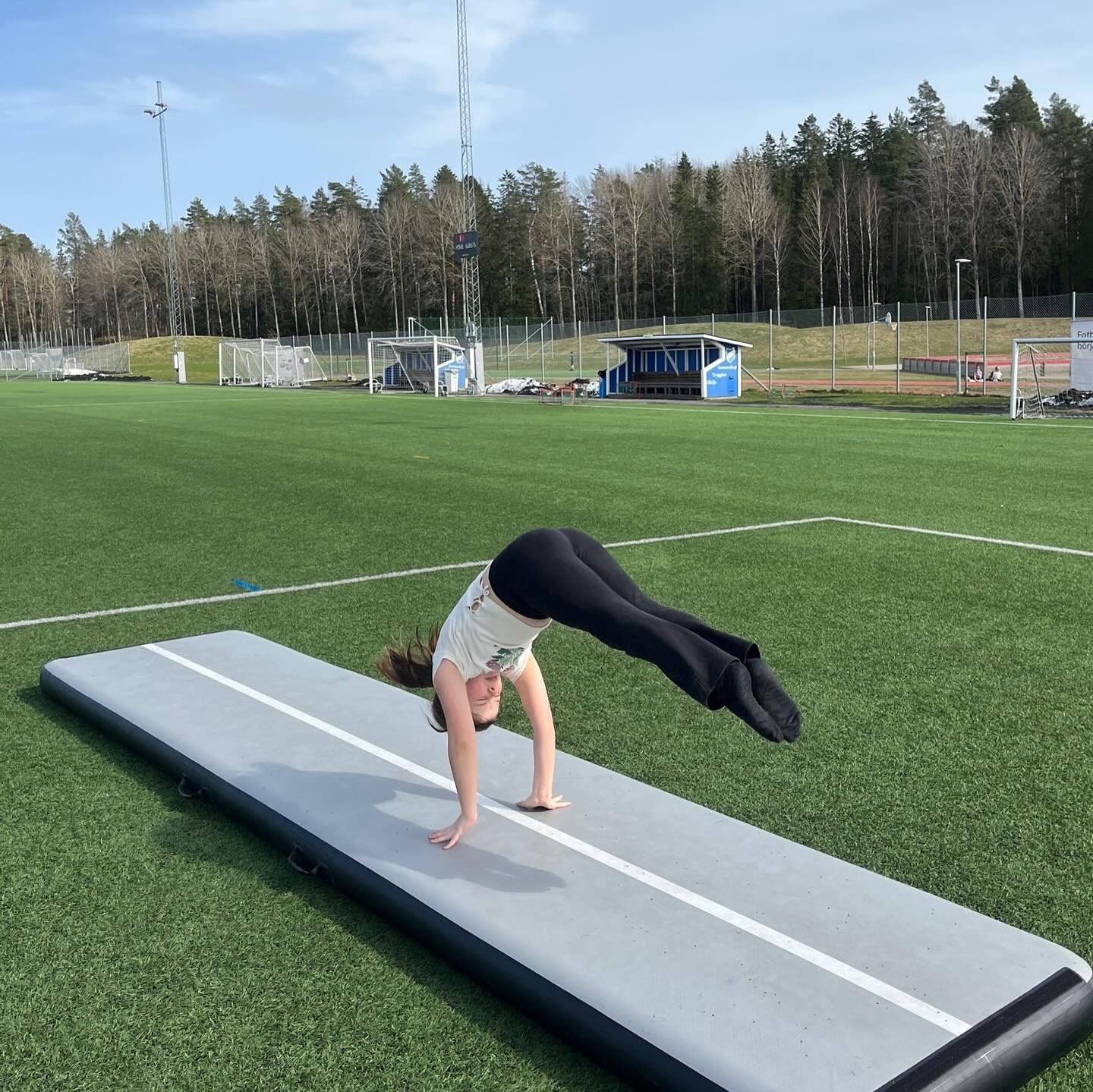 Nu har alla Sportis f&aring;tt varsin Air-track!
Barnen tycker verkligen det &auml;r s&aring;&aring; roligt🤸🏻

#ettfritidsir&ouml;relse #aktivhelalivet