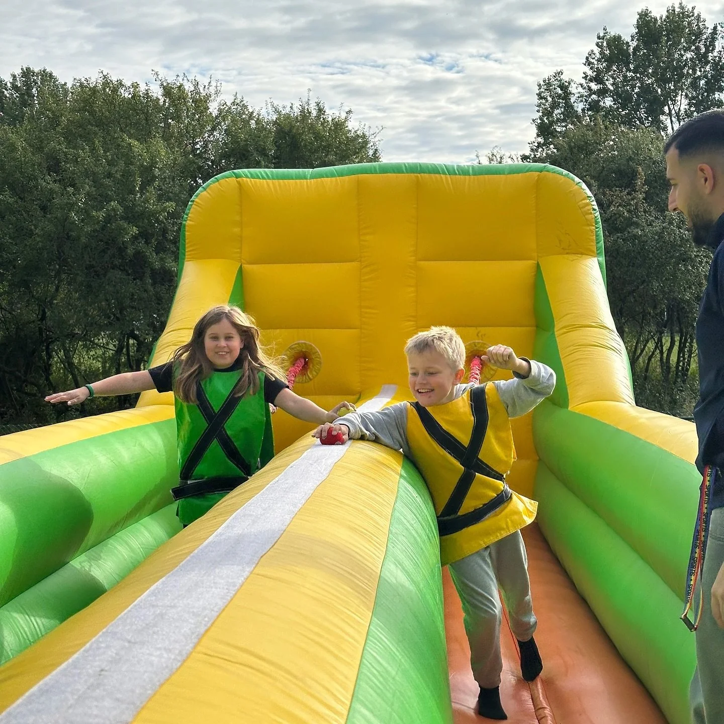 Förra veckan testades ett nytt koncept i Lambohov i samarbete med Ung Zon – Ung Zon x Sportisdagen! 👏🏻
Ung Zon ordnade massor av roliga aktiviteter för de barn som är inskrivna på Sportis, och tillsammans skapade vi en f