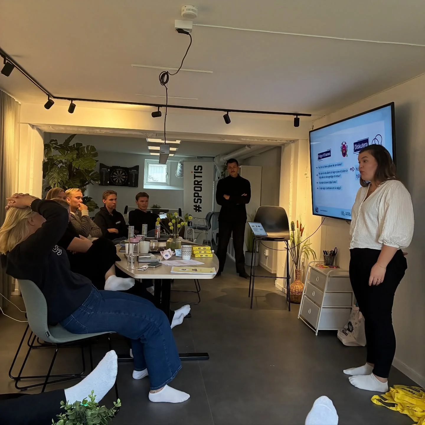 I går på Sportis studiedag hade vi besök av Sofia och Oliver från ”Koll på lagen-Junior”.
Verksamheten drivs av byrån mot diskriminering i Östergötland och är ett projekt som handlar om va