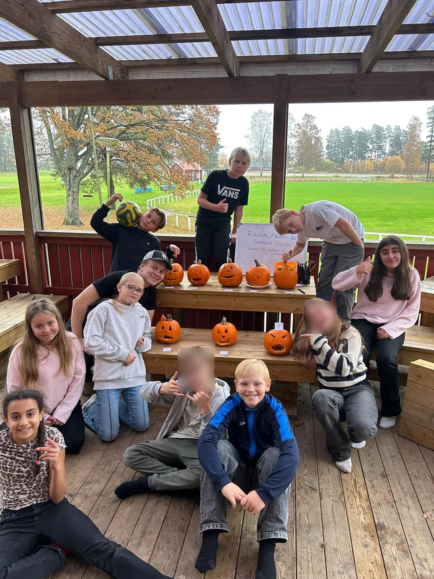 🎃 Maxipumpan 2025! 🎃

Idag har barnen p&aring; Sportis f&aring;tt vara med i ICA Maxi Link&ouml;pings stora pumpat&auml;vling!
Barnen delades in i grupper och fick designa och karva sina alldeles egna pumpor &ndash; fulla av kreativitet, fantasi oc