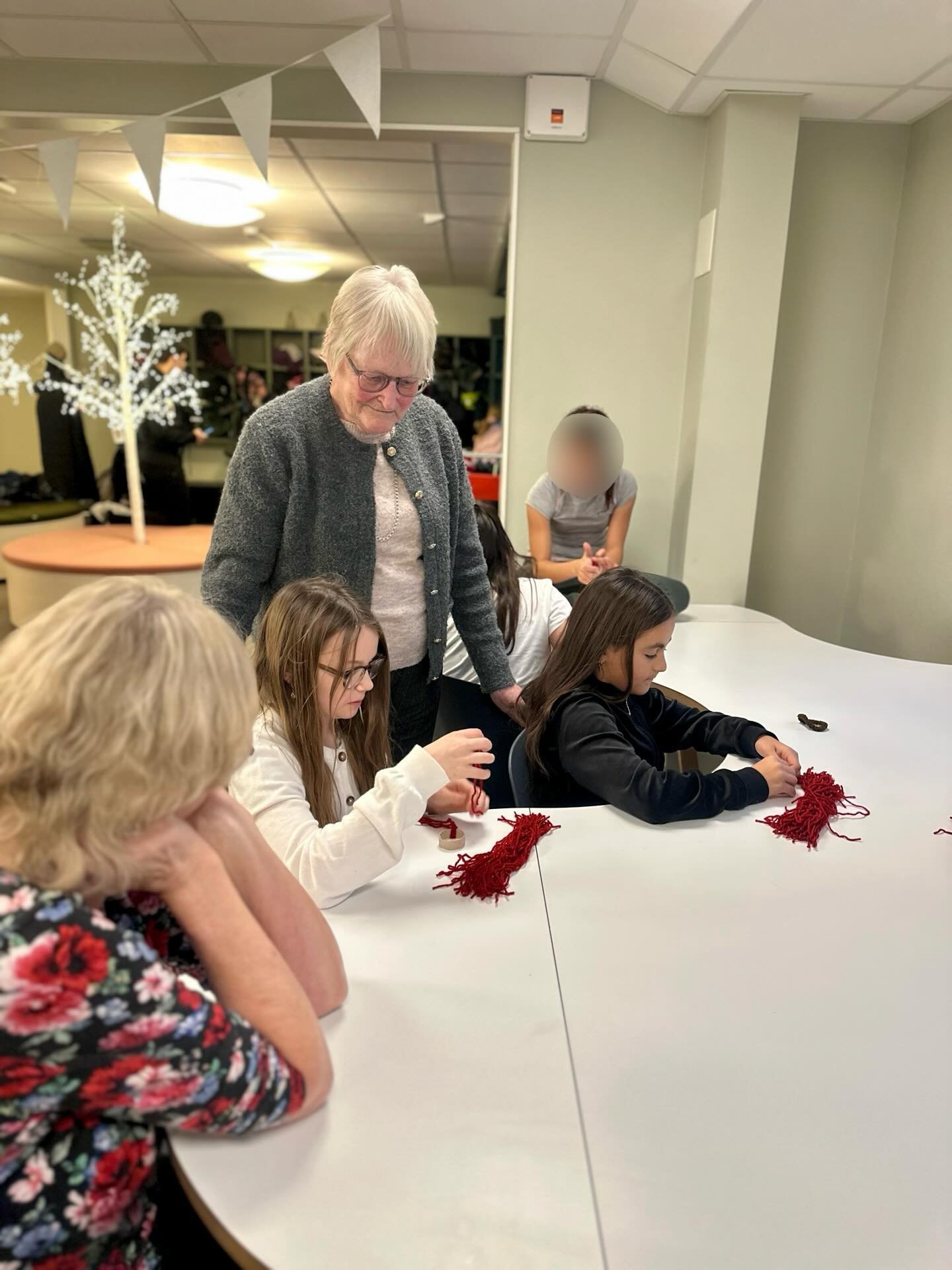 Ig&aring;r var det dags f&ouml;r Sportis Lambohovs &aring;rliga julpyssel tillsammans Gerd och hennes v&auml;ninnor fr&aring;n PRO Lambohov❤️🎅🏻

Det &auml;r alltid lika fantastiskt att f&aring; se dessa m&ouml;ten mellan yngre och &auml;ldre och se