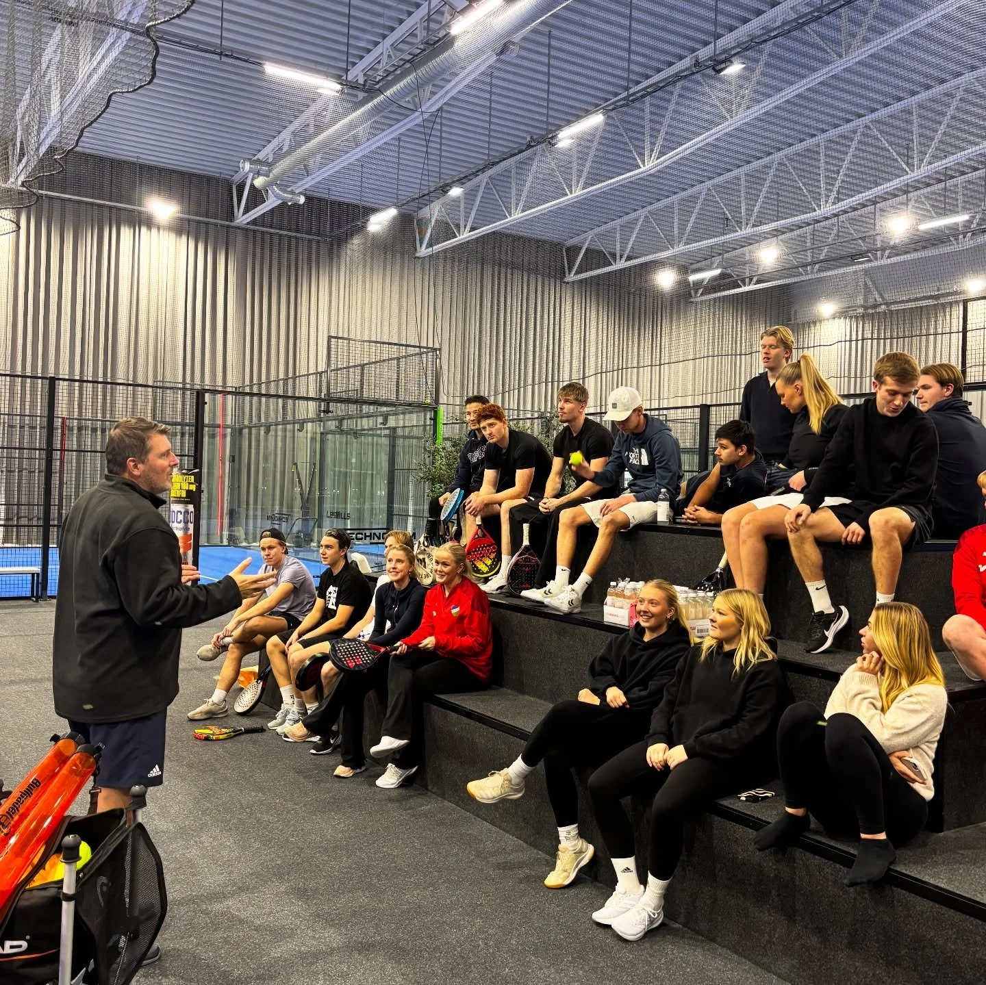 I fredags hade Sportis studiedag!
P&aring; f&ouml;rmiddagen samlades vi p&aring; v&aring;rat kontor och drog ig&aring;ng med planeringen inf&ouml;r jullovet🎅🏻 
Efter lunch &aring;kte alla team ut till sina lokaler f&ouml;r att fixa, dona och f&arin