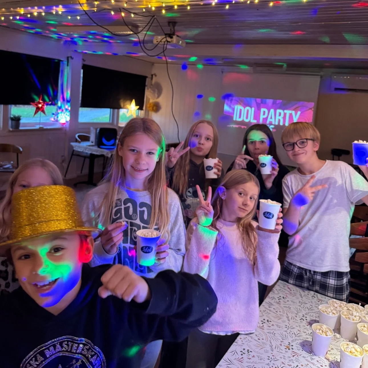 I torsdags hade Sportis ett riktigt roligt idolparty🪩
Dagen bj&ouml;d p&aring; lyxigt mellis, karaoke, dans, tippning och quiz! Bonus blev ocks&aring; att vi som avslutning fick vi lyssna p&aring; en inspirerande och riktigt bra f&ouml;rel&auml;snin