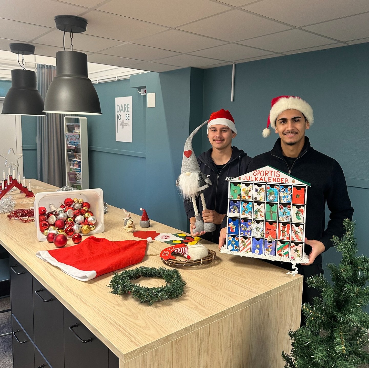 Pyntade lokaler, adventskalender, julaktiviteter, nissed&ouml;rrar och h&auml;rlig mysk&auml;nsla &ndash; p&aring; Sportis &auml;lskar vi december och allt som h&ouml;r julen till🧑&zwj;🎄