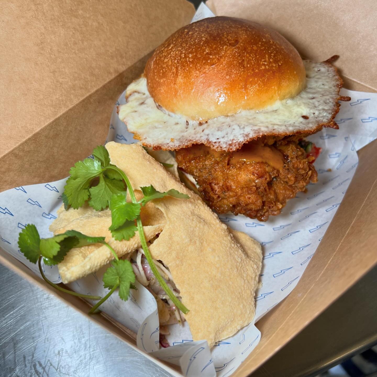 SATURDAY LUNCH SPECIAL : 11th : 💥 DON&rsquo;T MISS THIS ONE

Curry fried chicken 

Or 

(Not pictured) Fried cauliflower

In a challah bun, masala sauce, fried mozzarella, tomato, mango &amp; cucumber salsa, cabbage salad, popadom &pound;12

(Not pi