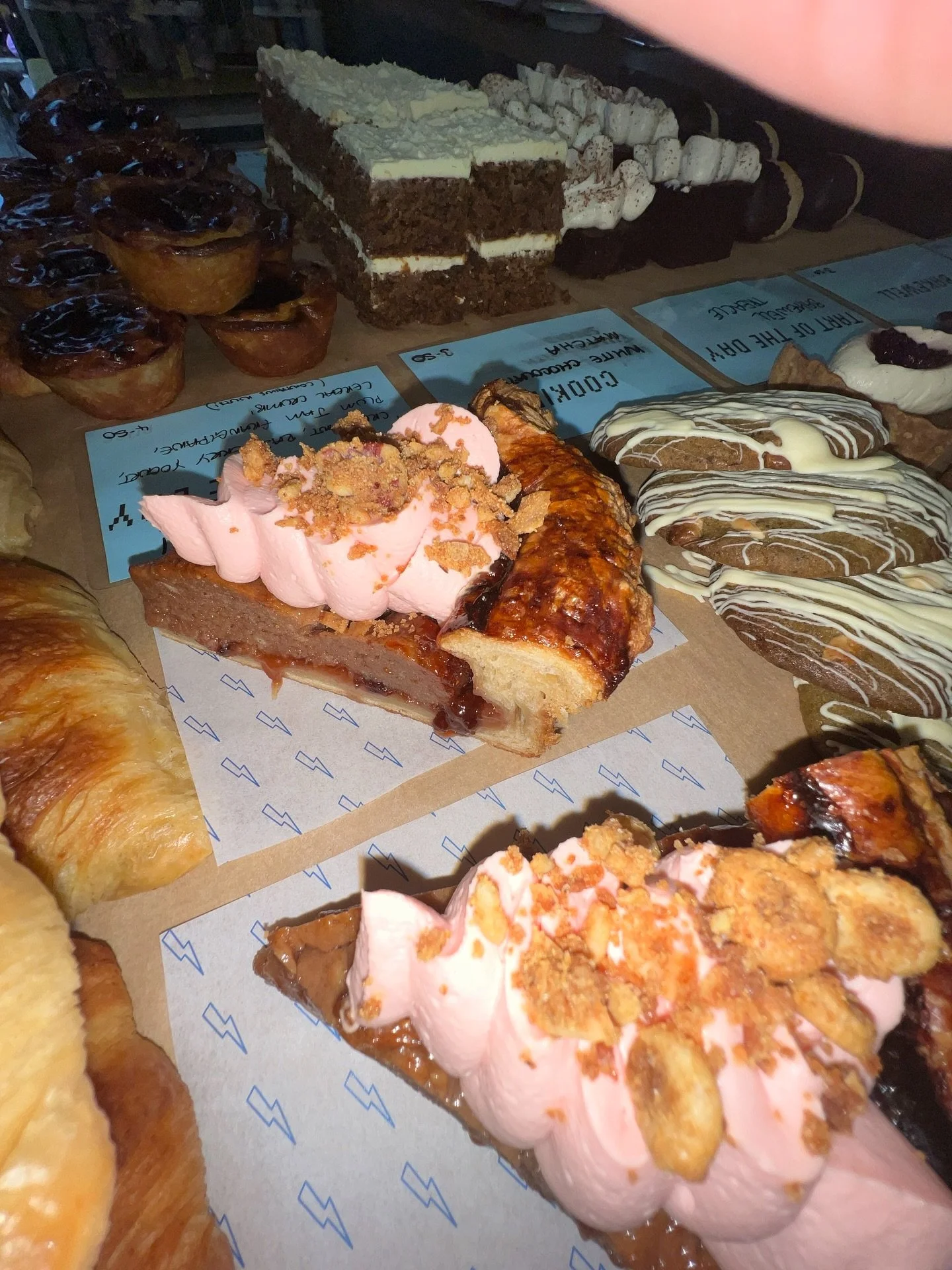 Meet Mistake Pie’s cooler sibling, Breakfast Cake (CROISSANT, RASPBERRY YOGURT, PLUM JAM, FRANGIPANE, CEREAL CRUMB)
🌶️ Kimchi, cheese croissant
🥧 Marmite, sesame croissant
🍯 Apple, honeycomb danish
🌰 Maple, pecan twist
🌀 Things