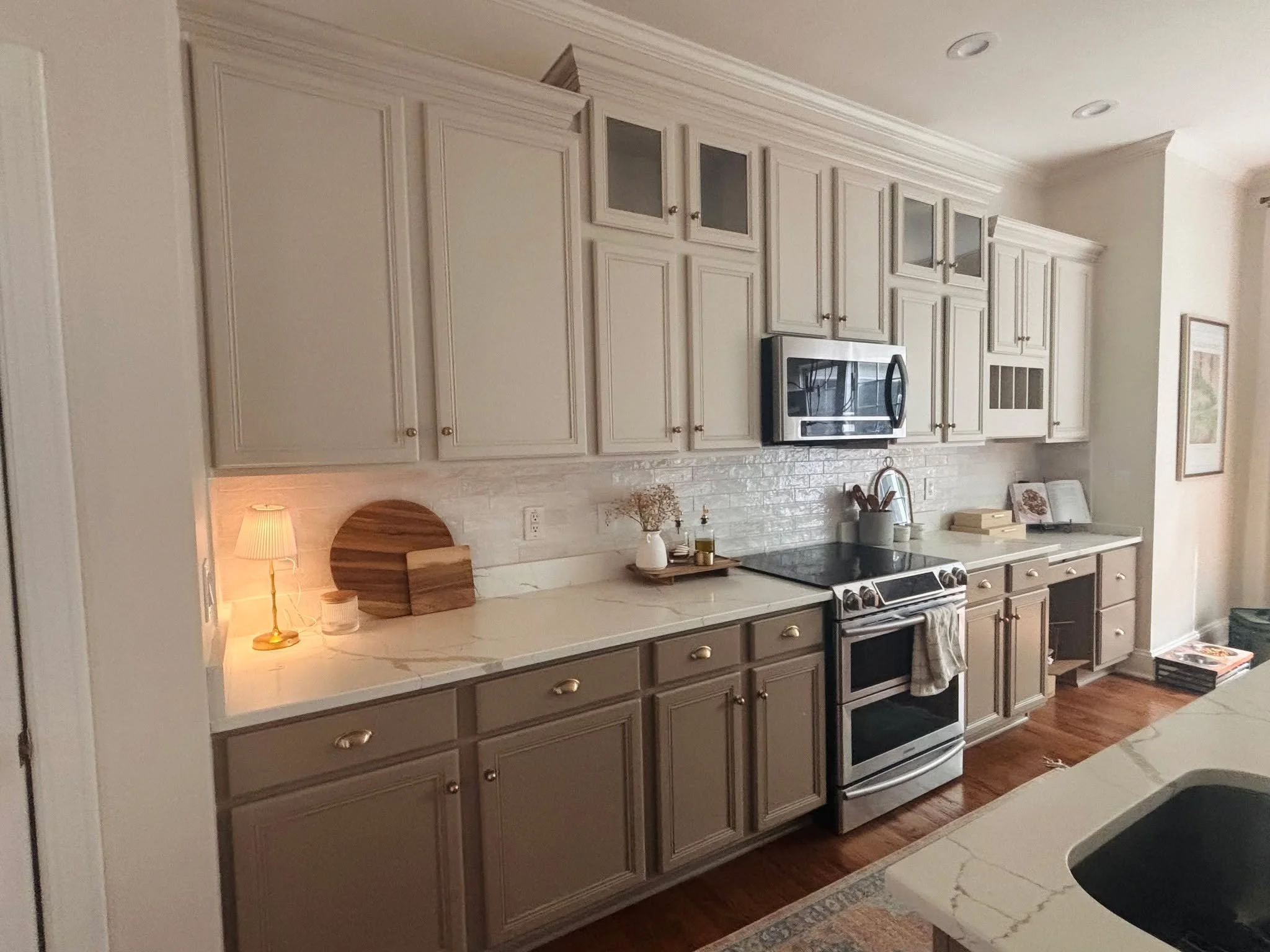 Transform your kitchen with the quiet beauty of two-tone beige cabinetry 🤍

This look is all about elegance without effort; pairing two complementary shades of beige to create depth, contrast, and a refined, layered feel. The result? A space that fe