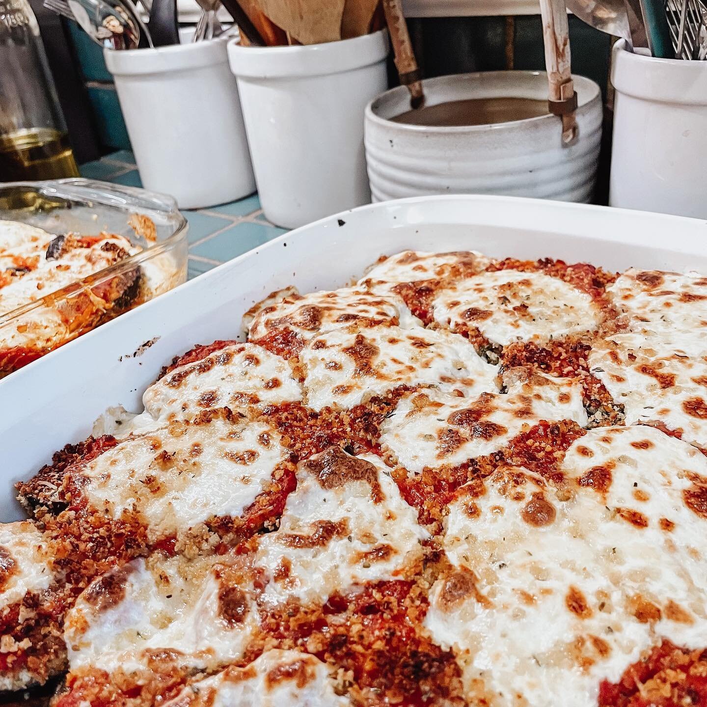I branched out from lasagna into eggplant parm&hellip; 🤤 i never used to like it, but fresh mozzarella makes the whole difference. Holy wow deliciousness!! 

#vegetarianrecipes #learnsomethingneweveryday #goodtomama