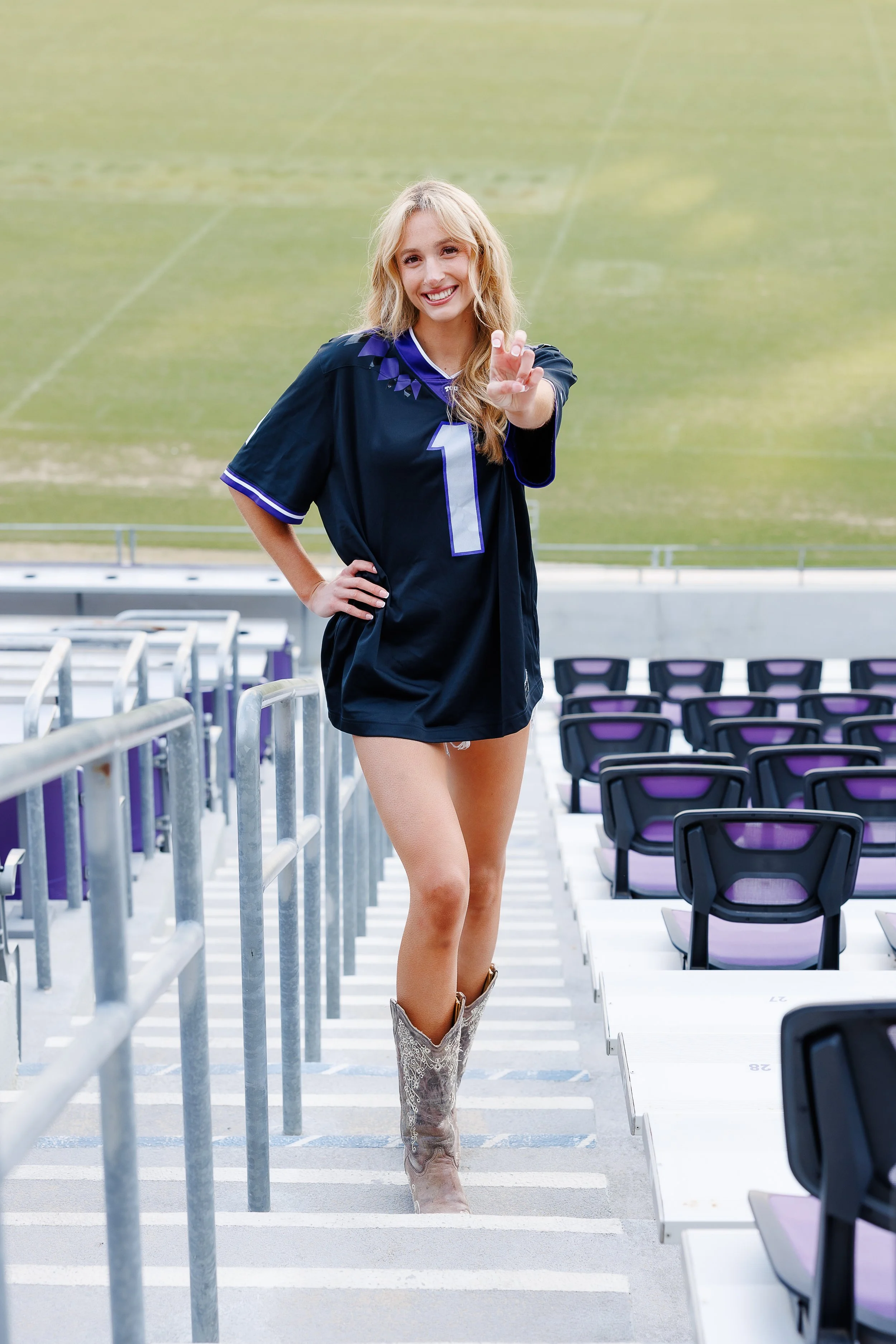 best-graduation-photos-poses-to-try-tcu-senior-photographer