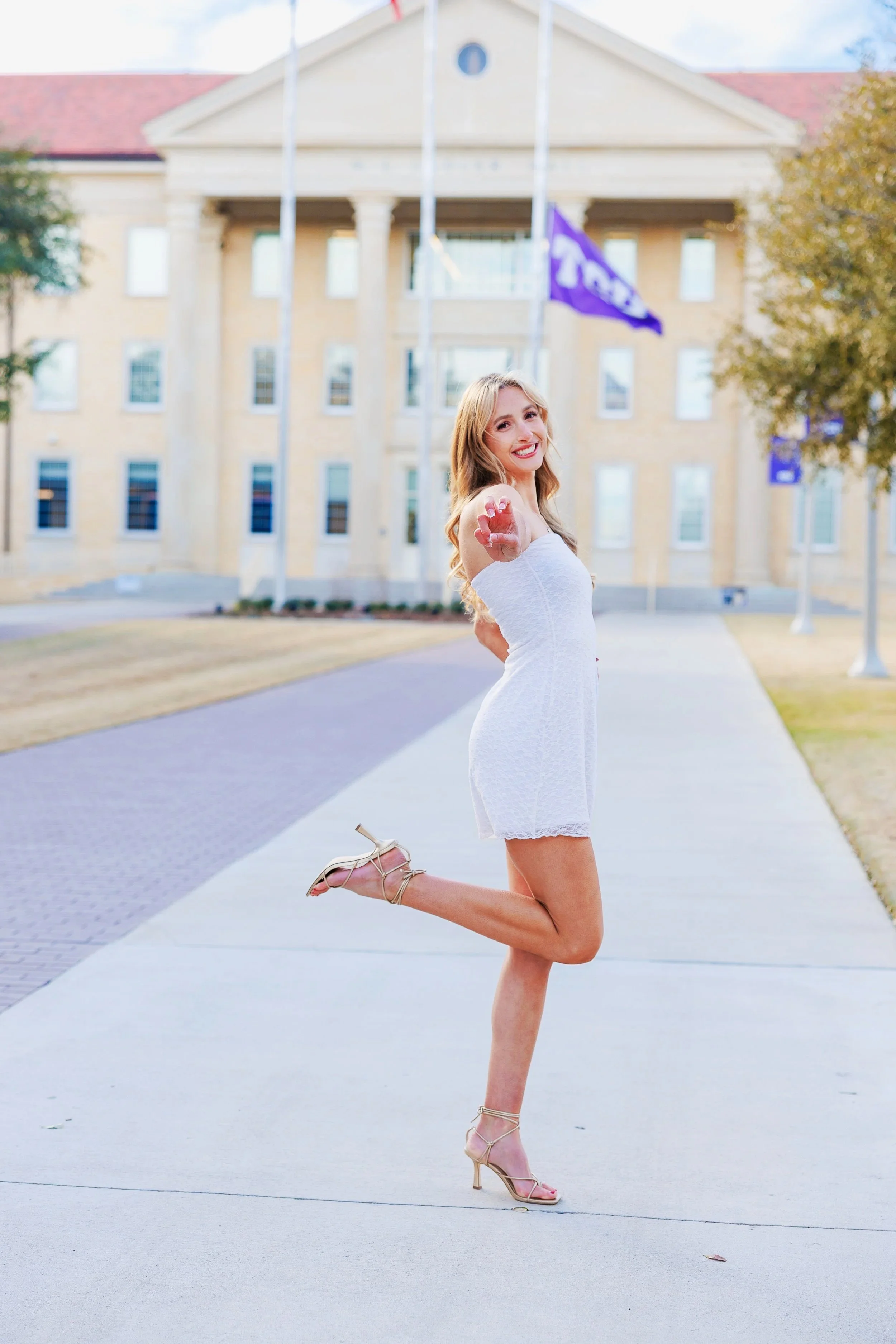best-graduation-photos-poses-to-try