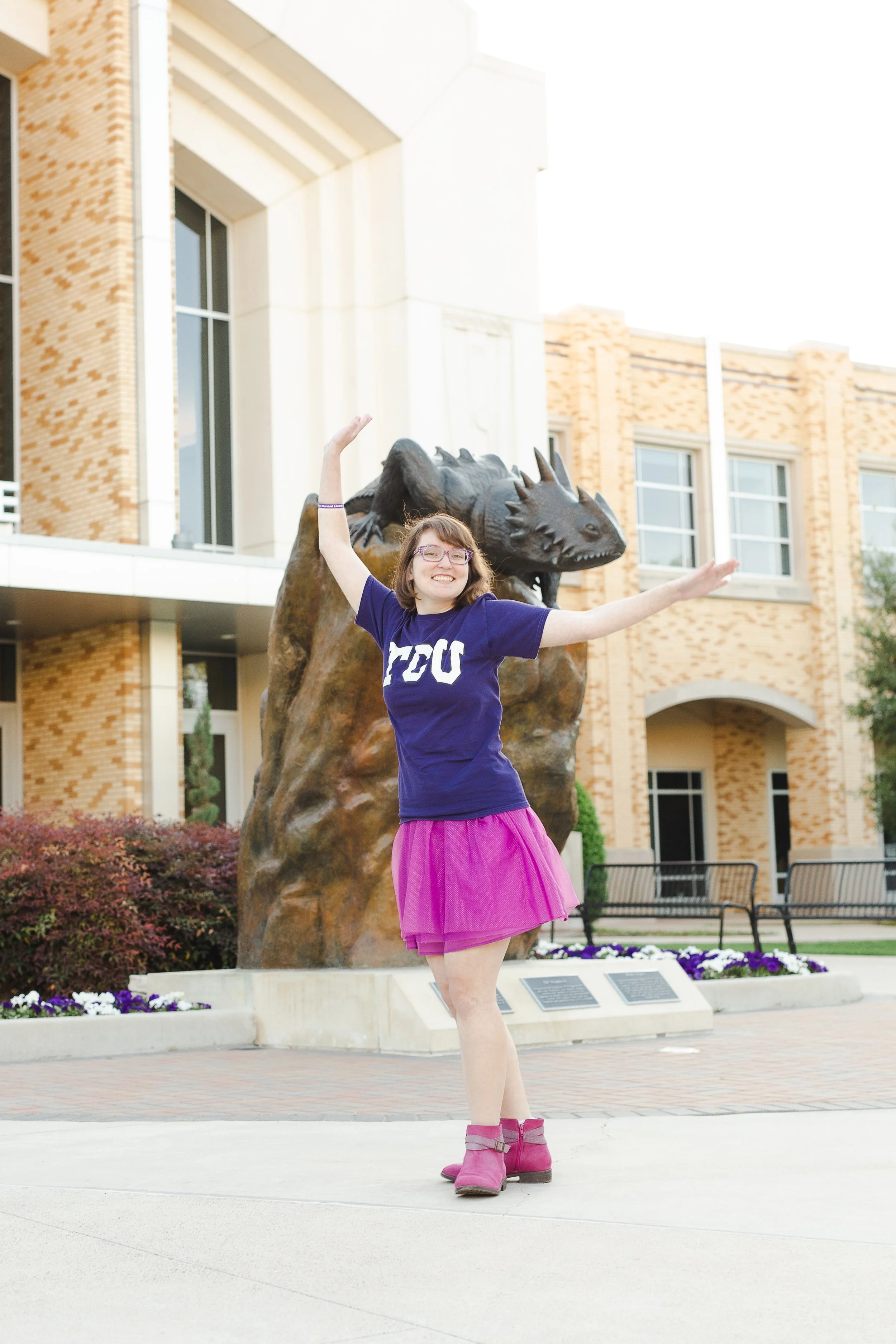 Graduation-Photo-Pose-Ideas-to-Highlight-Your-Personality-senior-photos