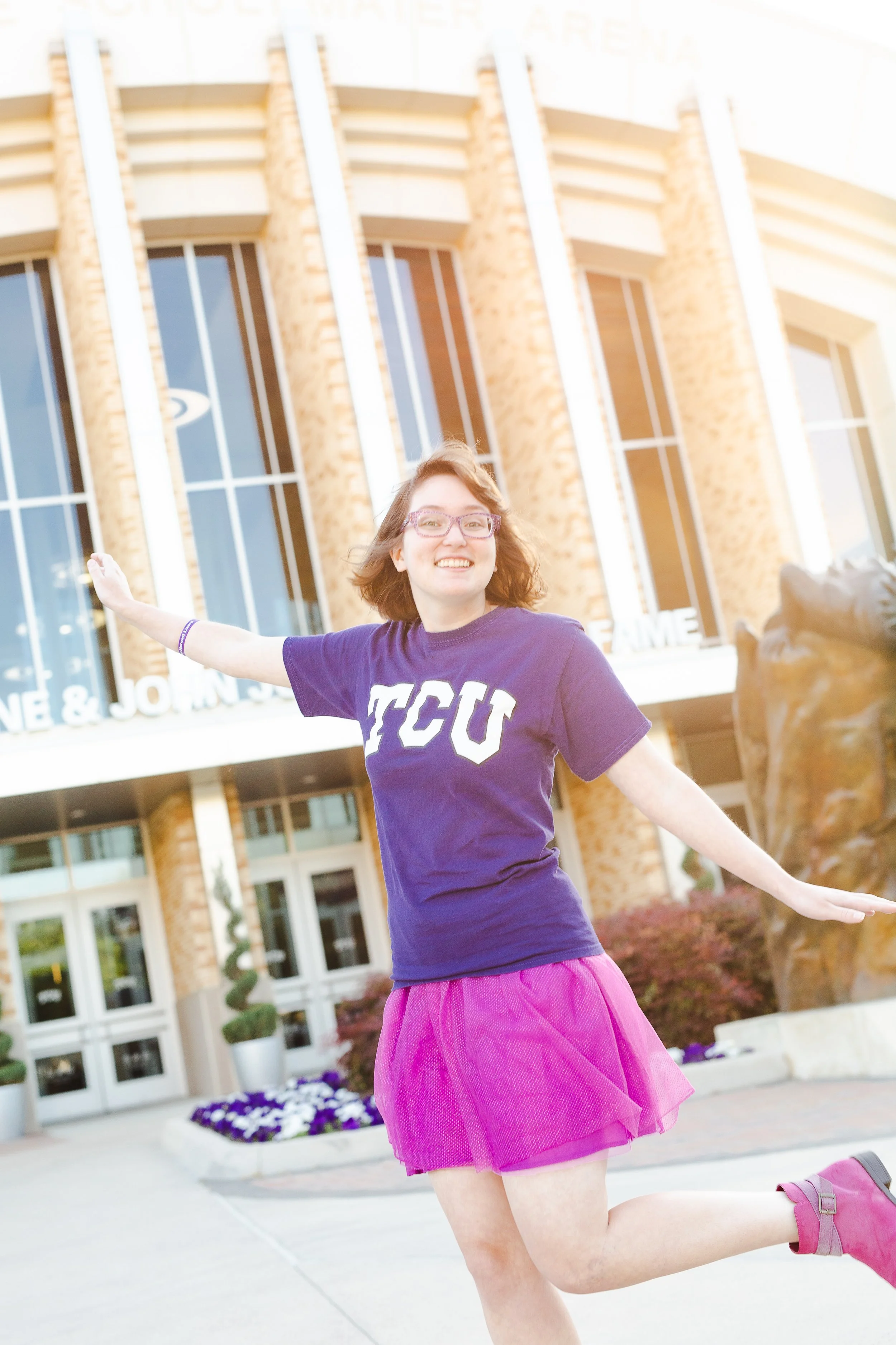Graduation-Photo-Pose-Ideas-to-Highlight-Your-Personality-senior-photoshoot