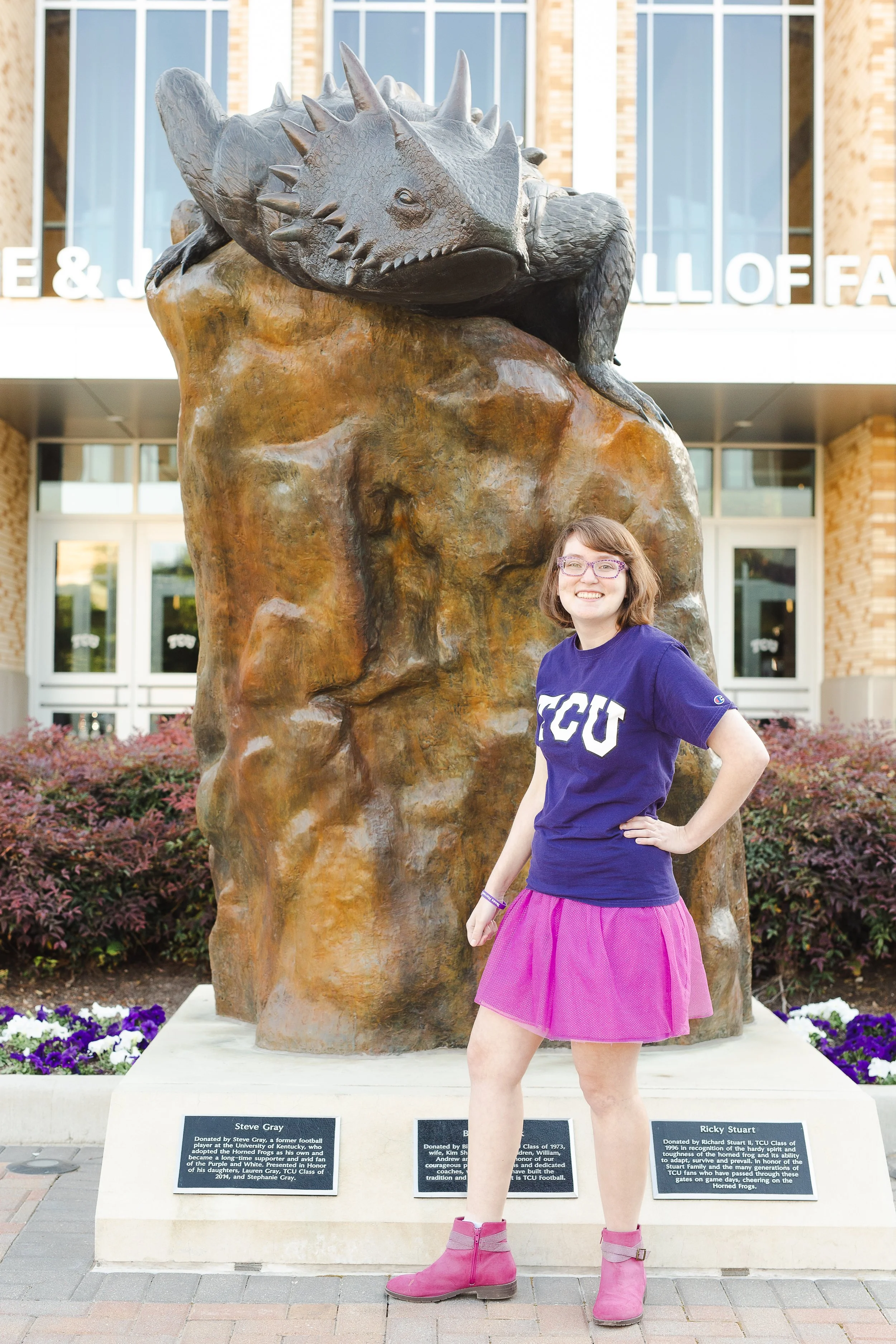 Graduation-Photo-Pose-Ideas-to-Highlight-Your-Personality-graduation-photos