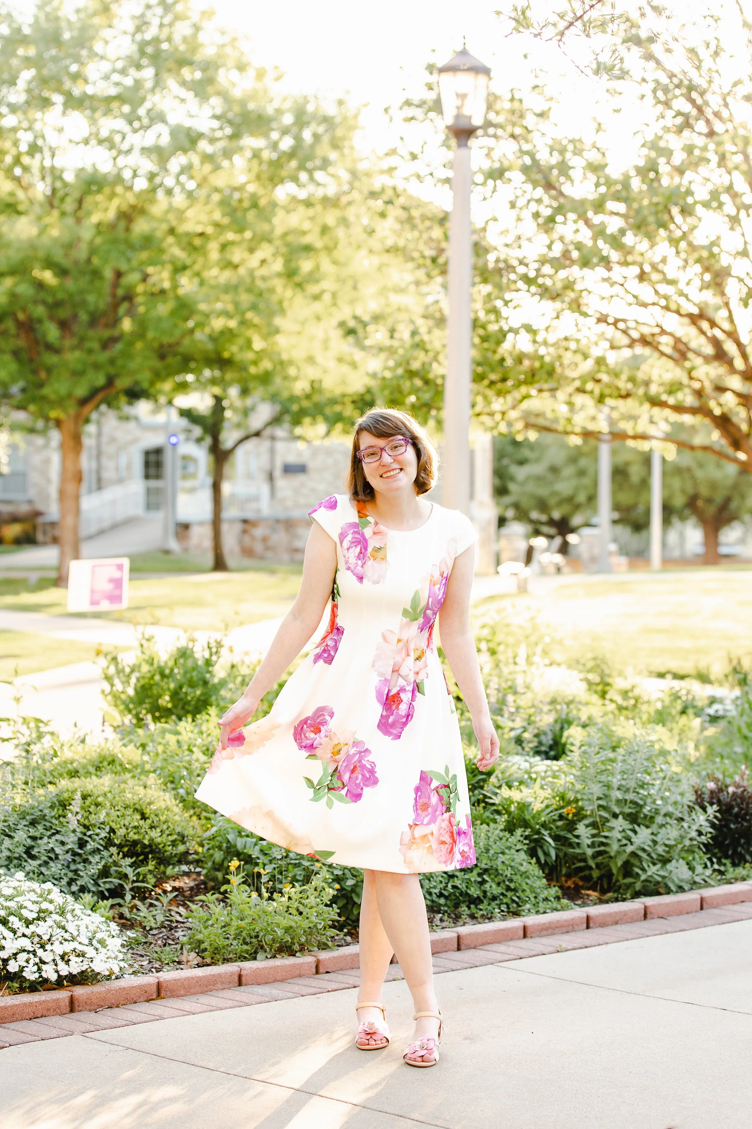 Graduation-Photo-Pose-Ideas-to-Highlight-Your-Personality-graduation-dallas-photographer