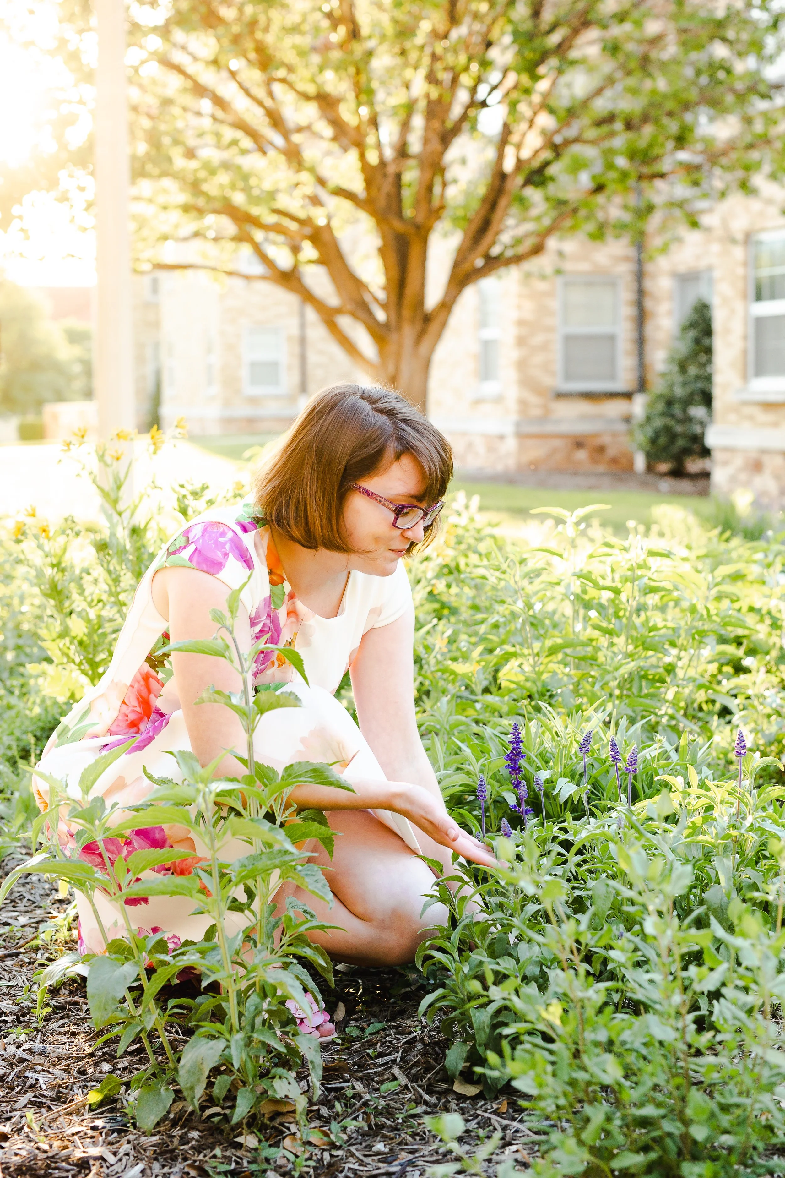 Graduation-Photo-Pose-Ideas-to-Highlight-Your-Personality-graduation-tcu