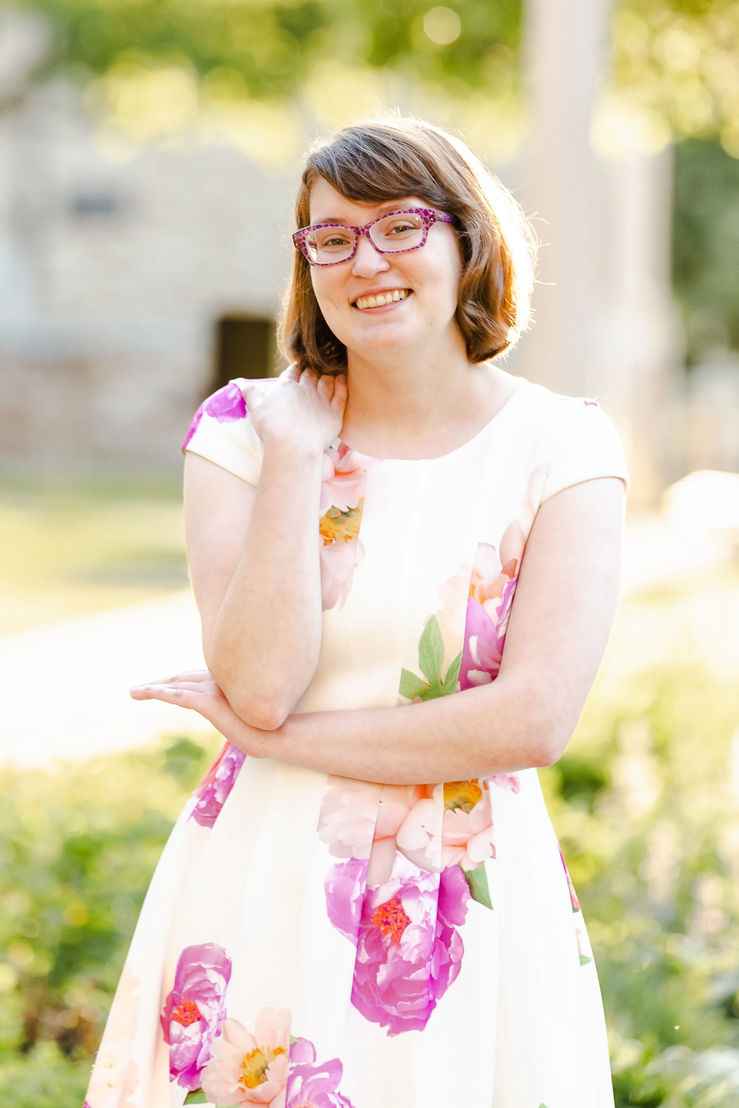 Graduation-Photo-Pose-Ideas-to-Highlight-Your-Personality-graduation-portraits