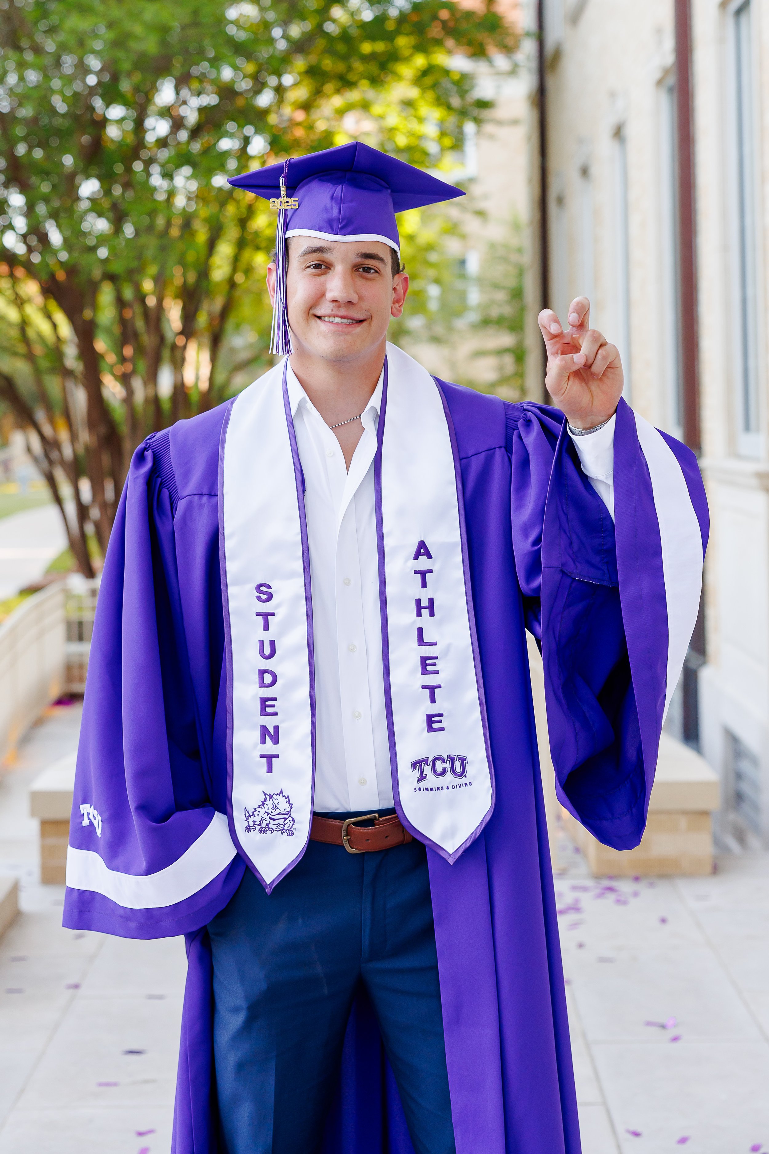 Guide-to-Dallas-Graduation-Photos-Ideas-tcu-graduation