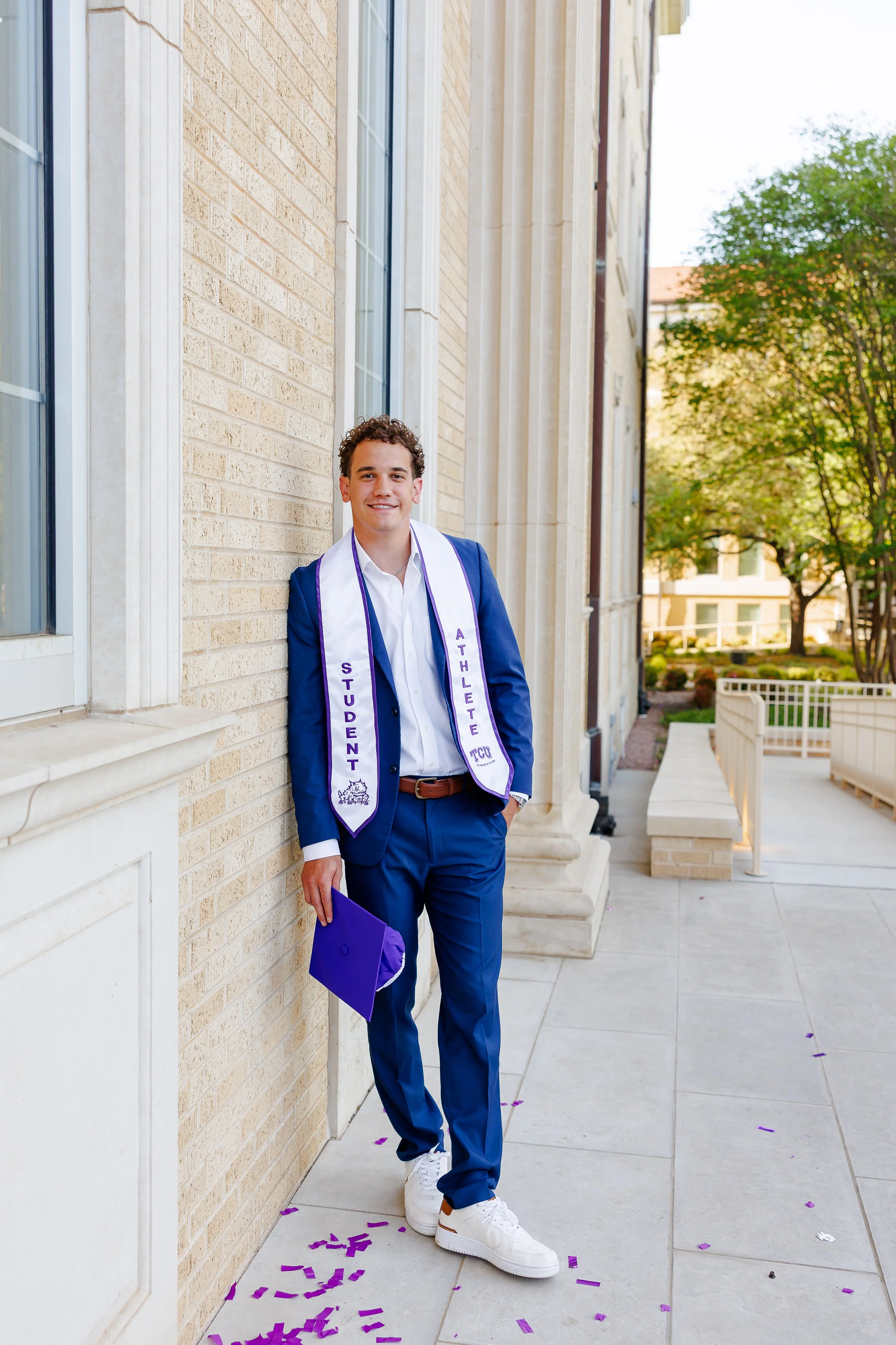 Guide-to-Dallas-Graduation-Photos-Ideas-student-athlete