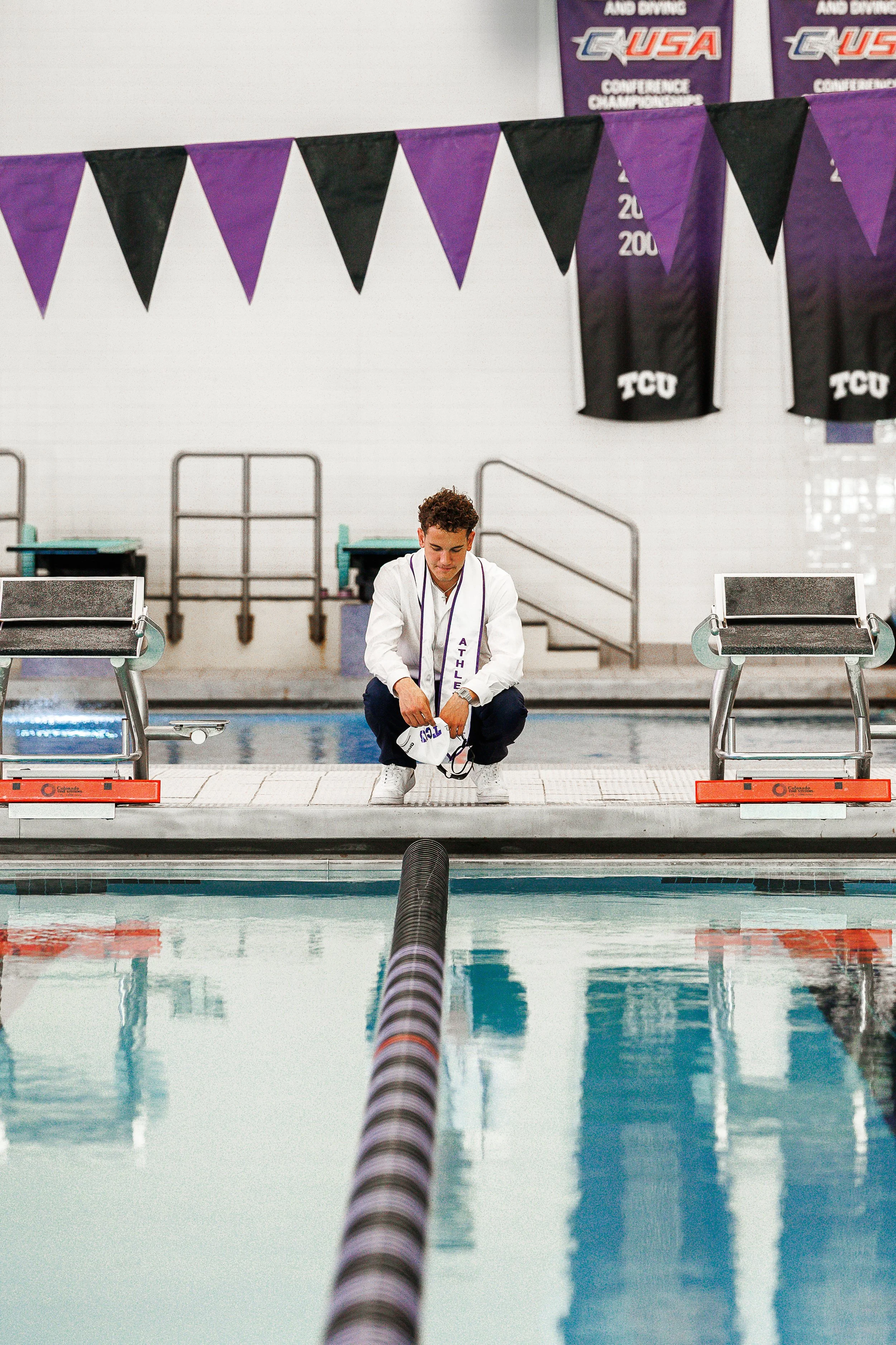 Guide-to-Dallas-Graduation-Photos-Ideas-swim-team-tcu
